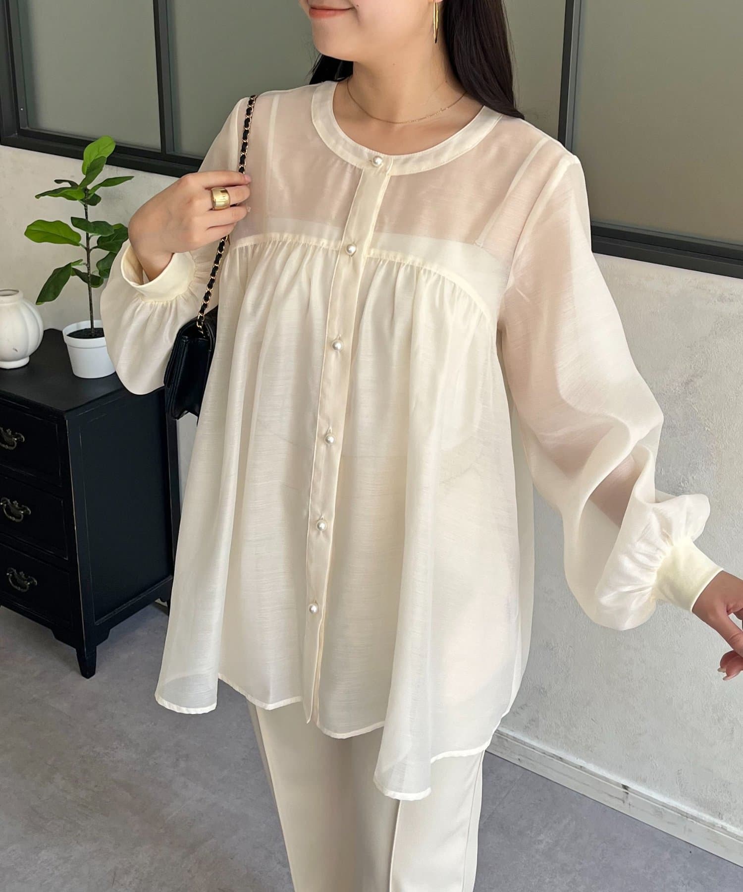 prose verse(プロズヴェール) パールボタン袖リブAラインシアーシャツ