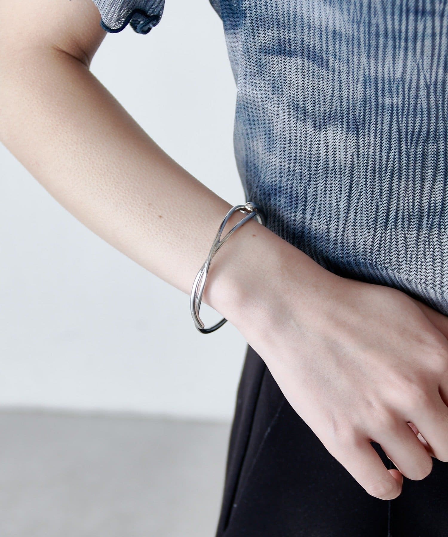 Lui's(ルイス) クロスラインステンレスバングル