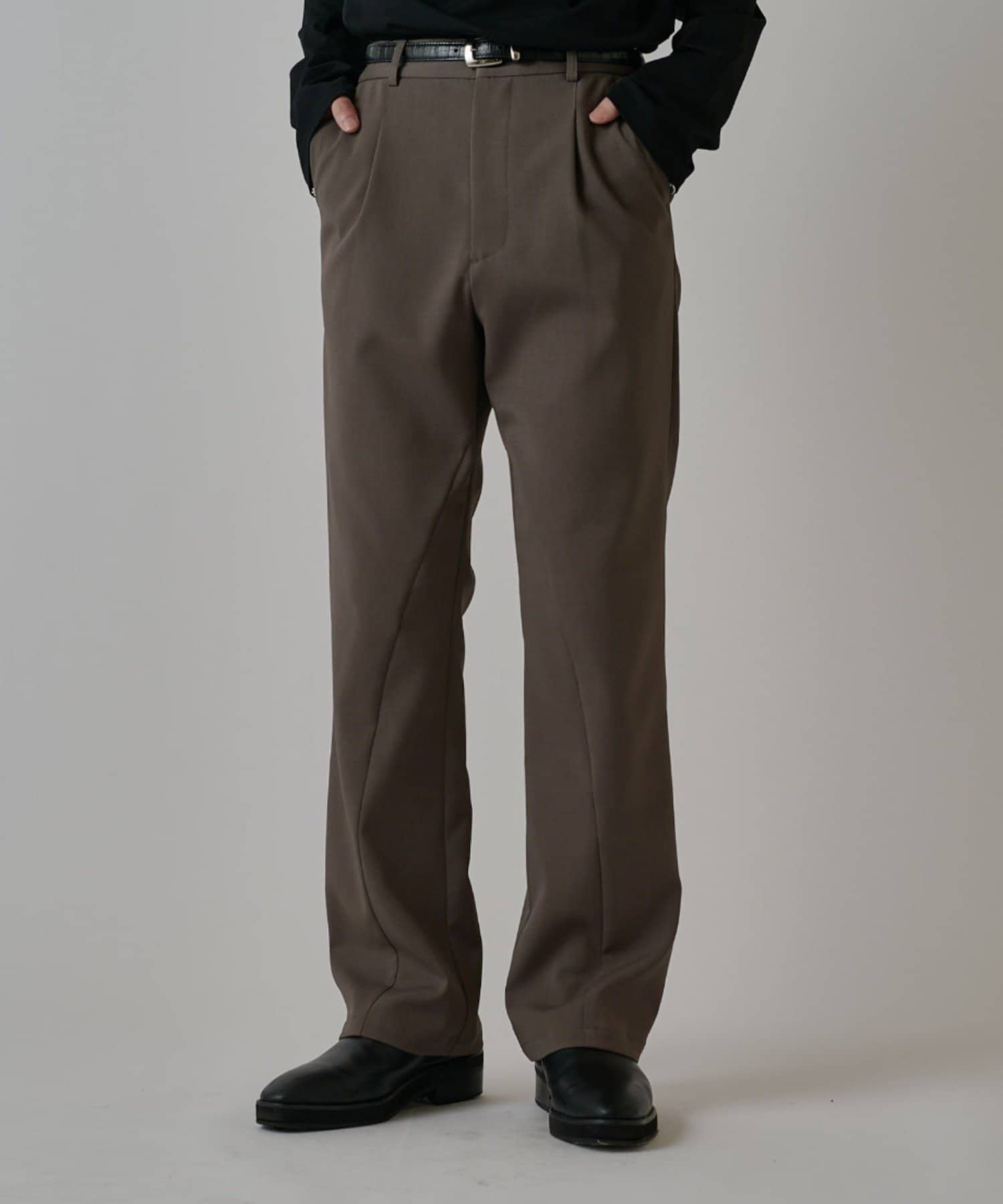 Lui's(ルイス) ドライタッチセミフレアパンツ