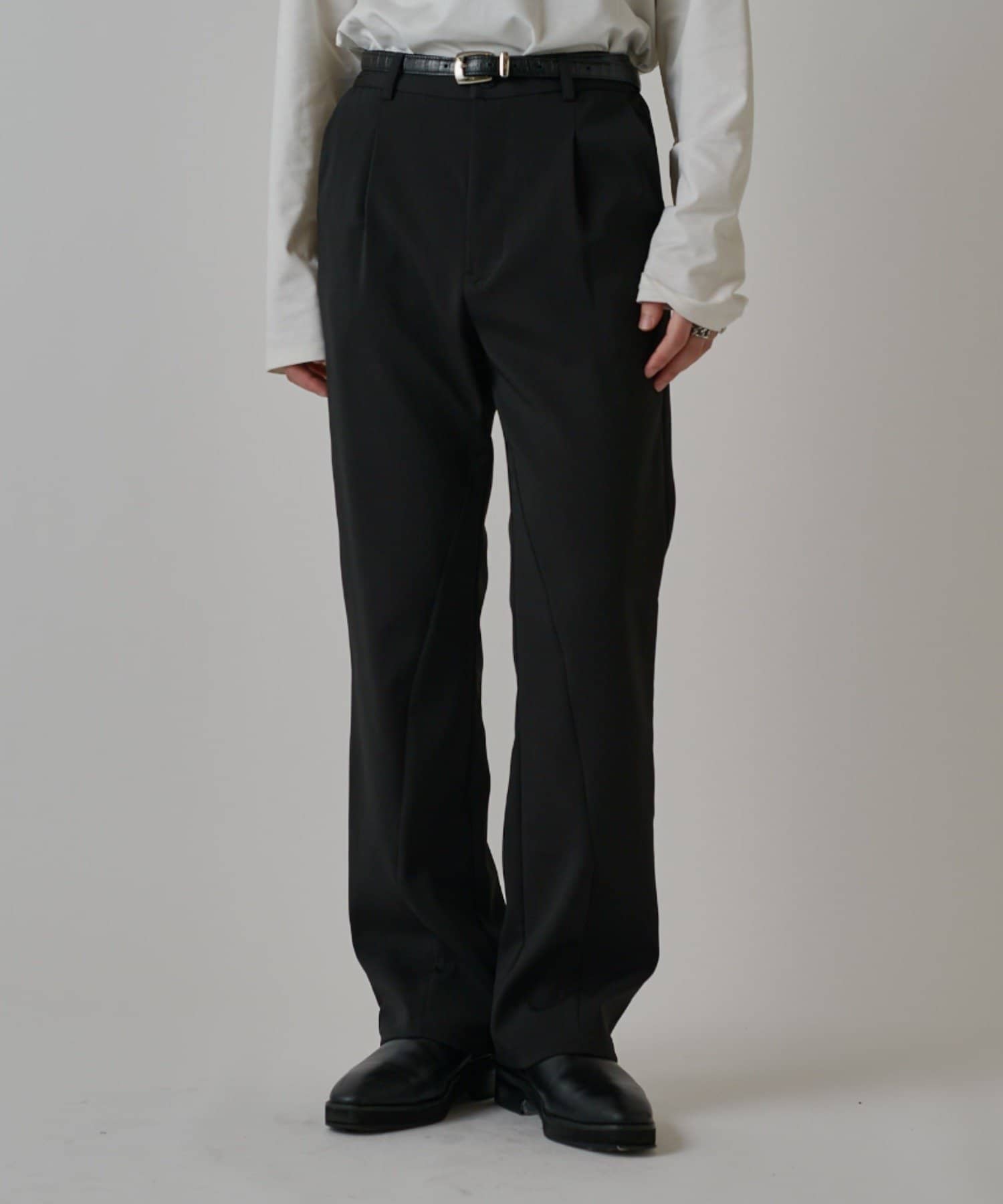 Lui's(ルイス) ドライタッチセミフレアパンツ