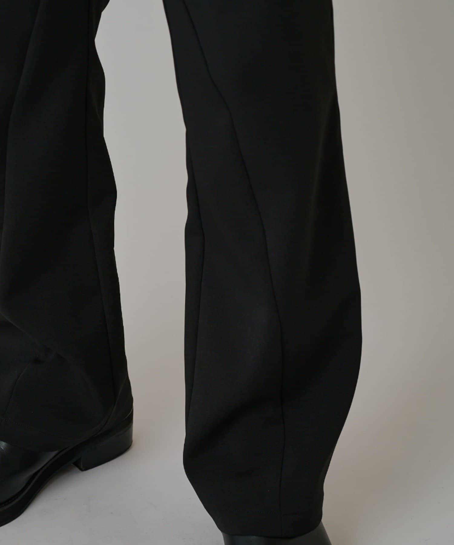 Lui's(ルイス) ドライタッチセミフレアパンツ