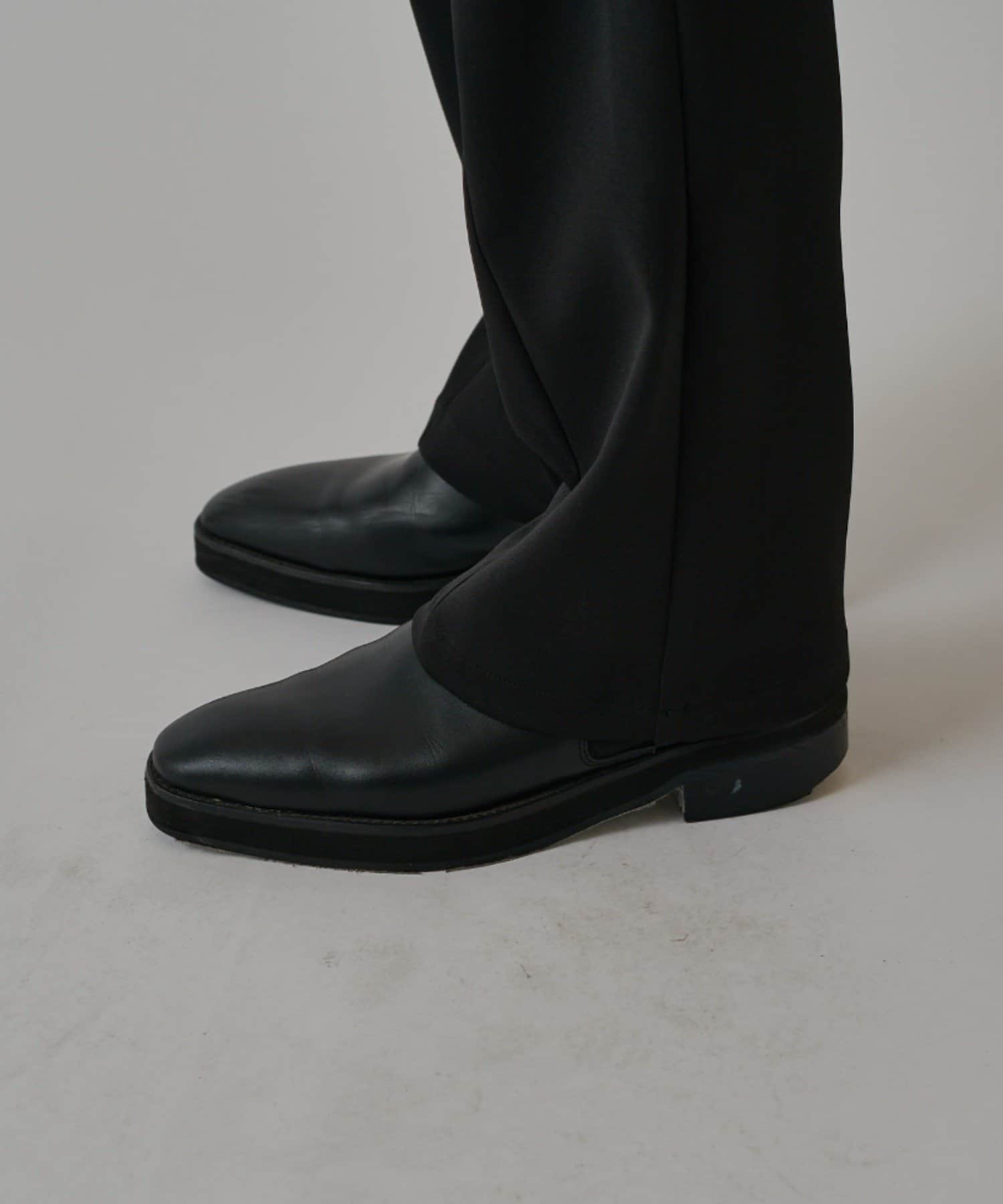 Lui's(ルイス) ドライタッチセミフレアパンツ