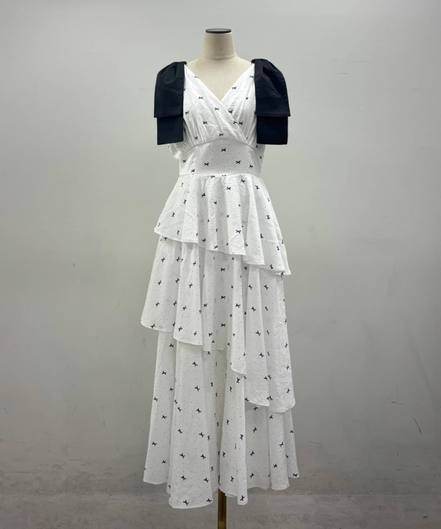 one after another NICE CLAUP(ワンアフターアナザー ナイスクラップ) 【LouLoumei】肩リボンティアードワンピース