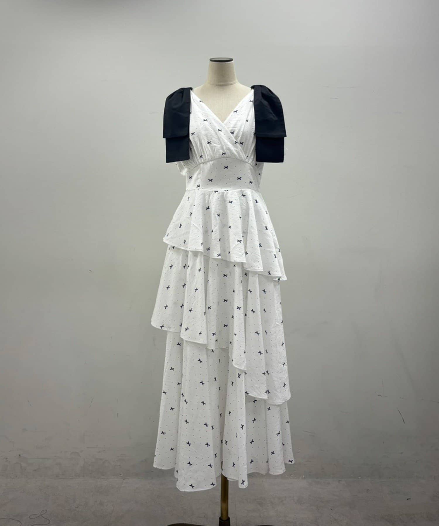 one after another NICE CLAUP(ワンアフターアナザー ナイスクラップ) 【LouLoumei】肩リボンティアードワンピース