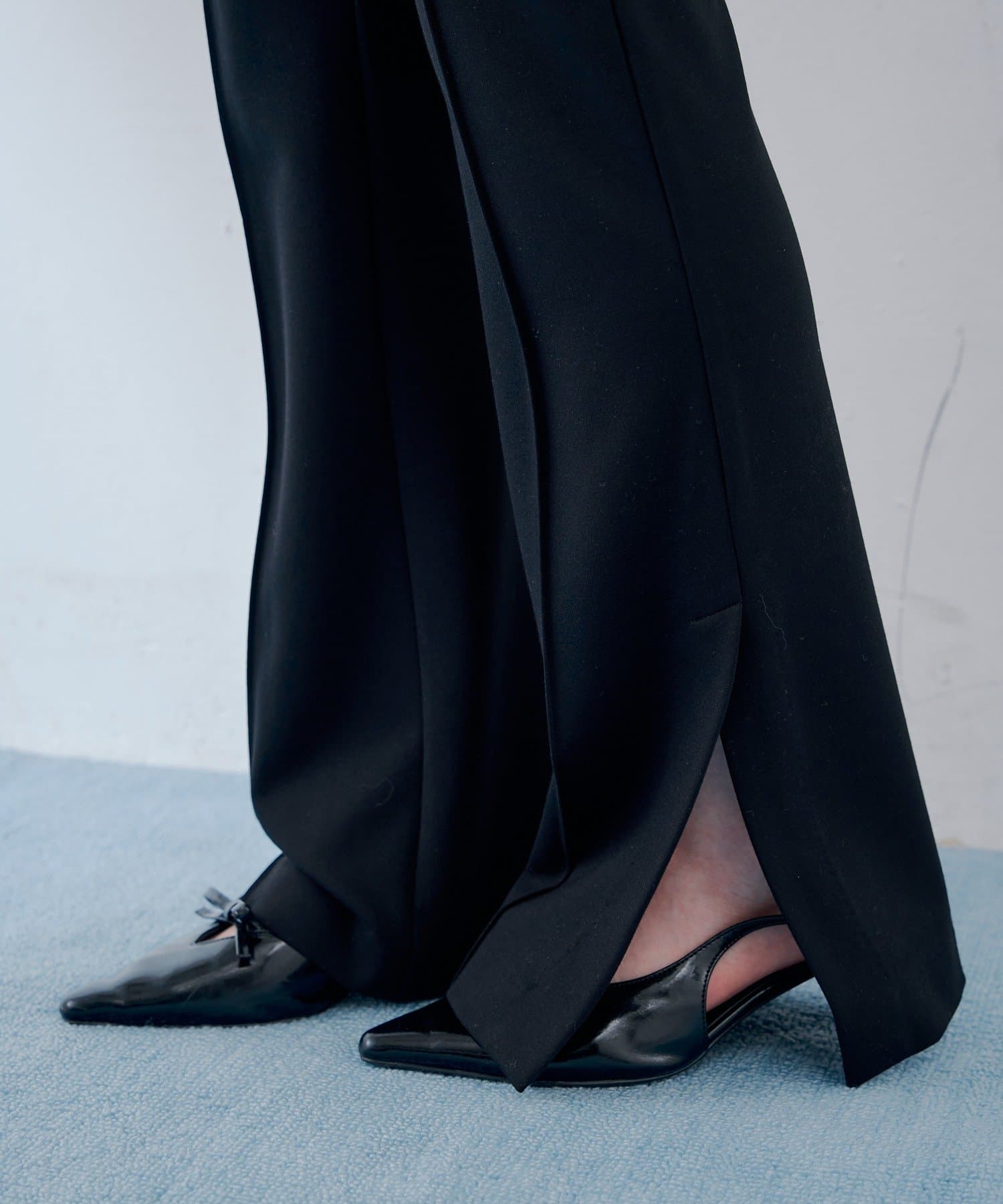 Chico(チコ) 【SALON by Chico】＼SNSで話題／ -3kg見え スリットスリムフレアパンツ