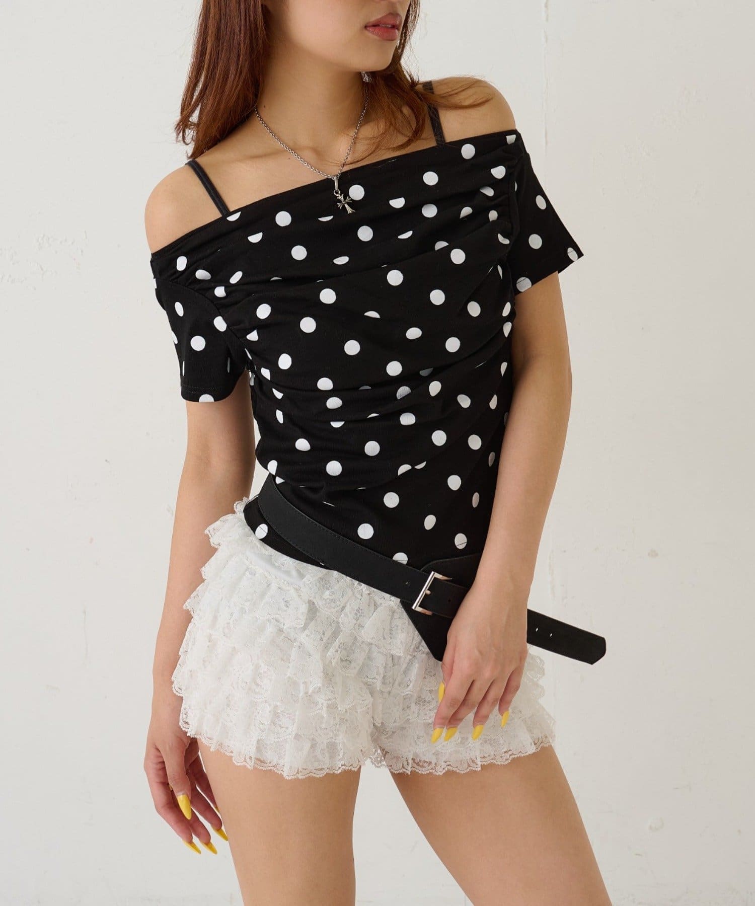 WHO’S WHO gallery(フーズフーギャラリー) ギャザーオフショルドットトップス