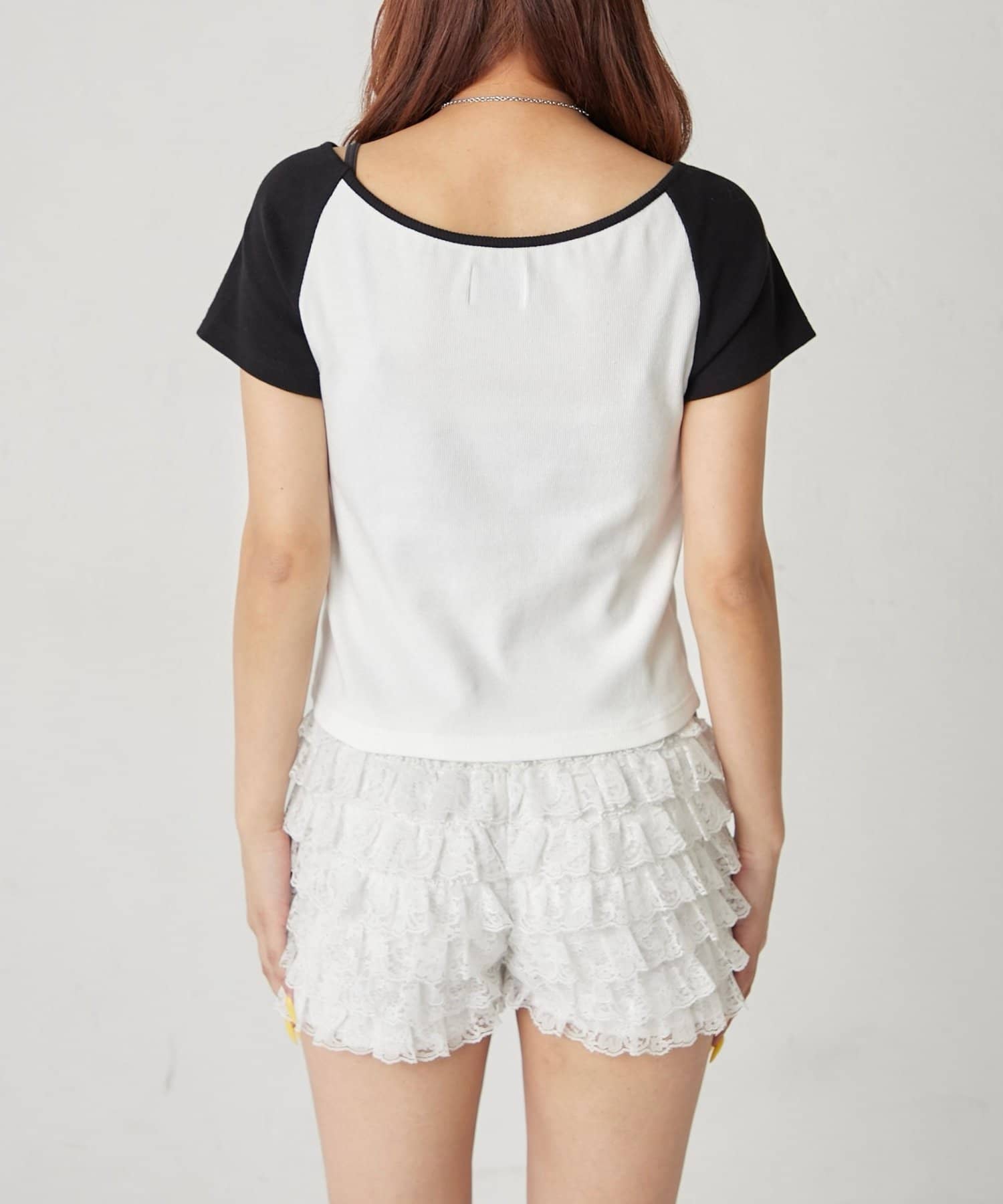 WHO’S WHO gallery(フーズフーギャラリー) スタースタッズラグラン半袖ロゴトップス