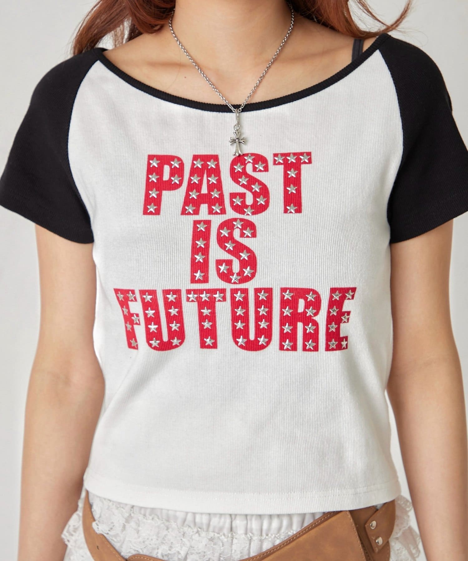 WHO’S WHO gallery(フーズフーギャラリー) スタースタッズラグラン半袖ロゴトップス