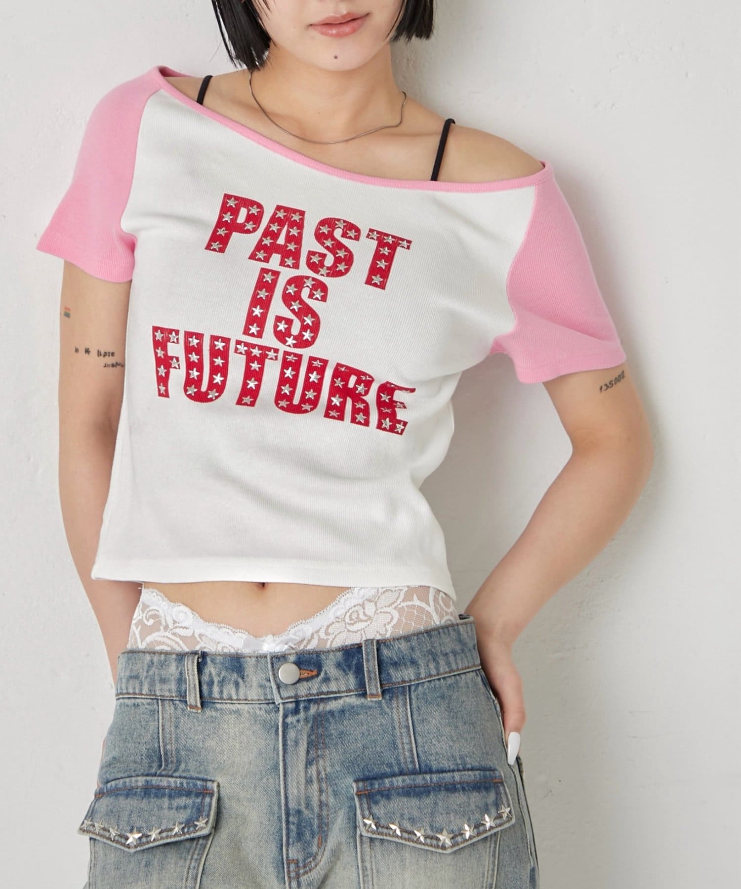 WHO’S WHO gallery(フーズフーギャラリー) スタースタッズラグラン半袖ロゴトップス