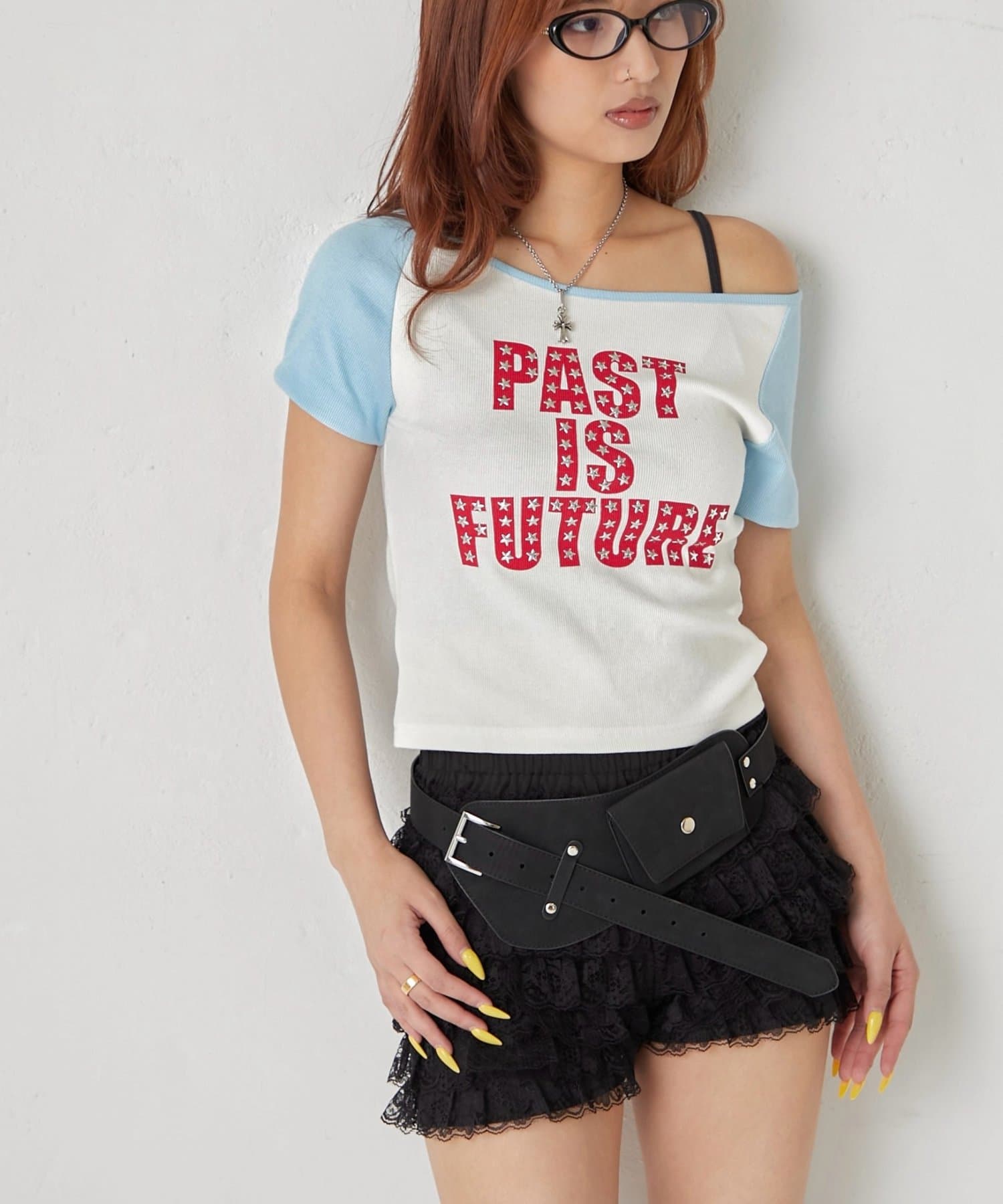 WHO’S WHO gallery(フーズフーギャラリー) スタースタッズラグラン半袖ロゴトップス