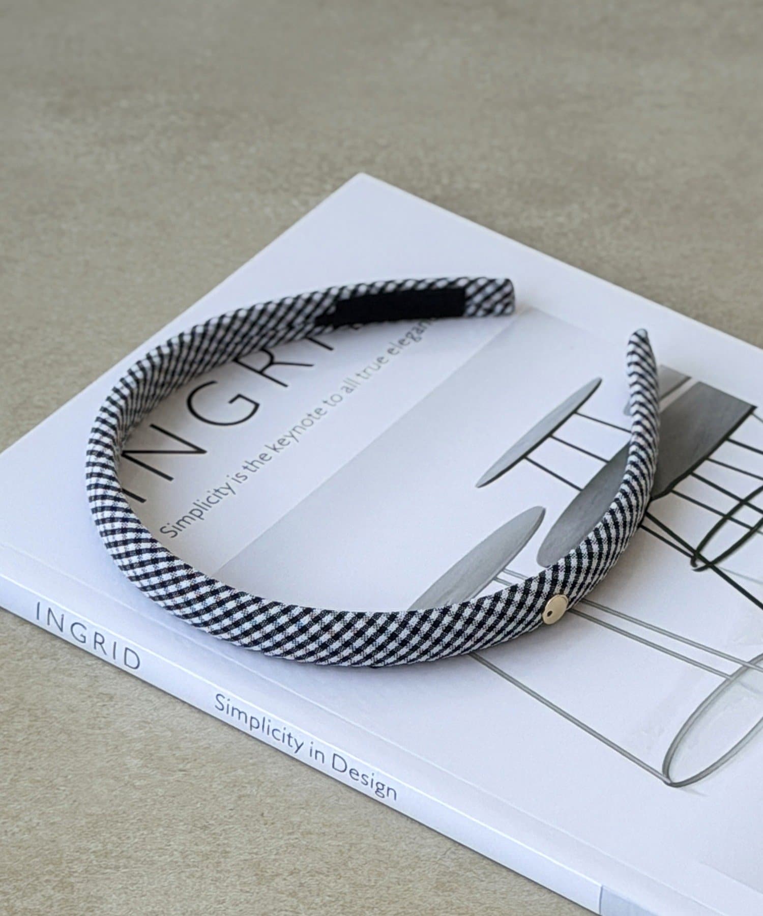 3COINS(スリーコインズ) プレート付きスリムカチューシャ