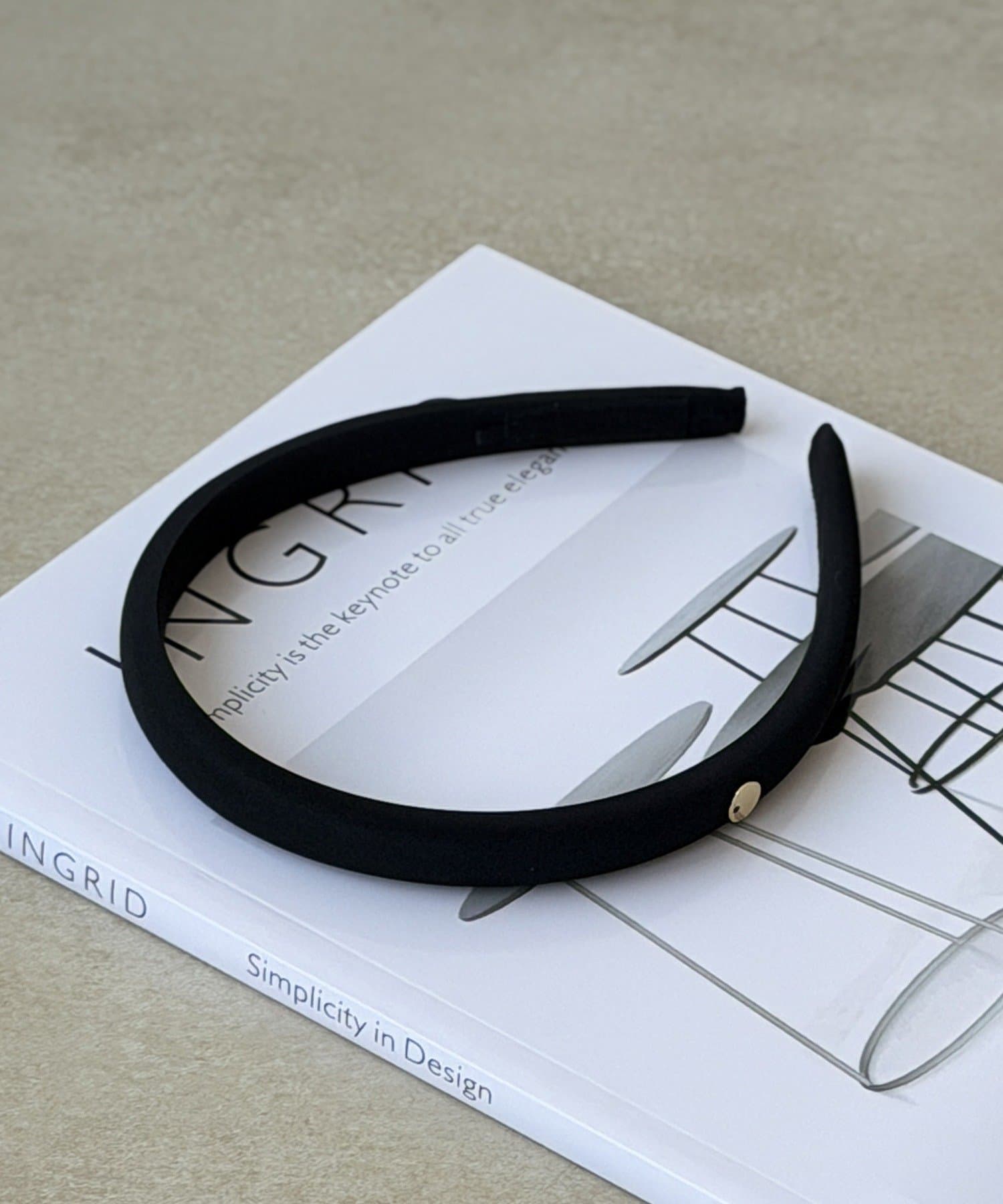 3COINS(スリーコインズ) プレート付きスリムカチューシャ