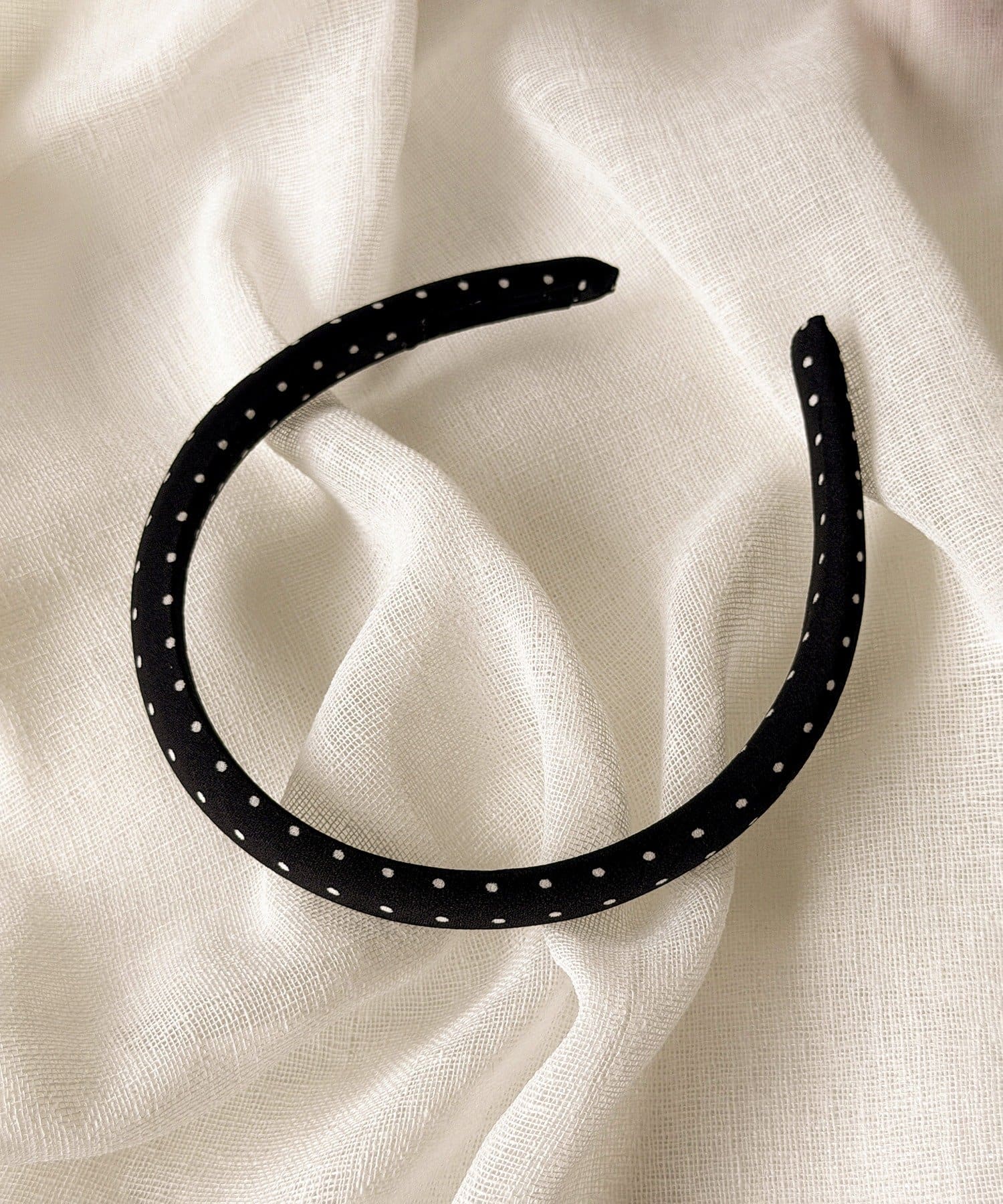 3COINS(スリーコインズ) ドットサテンカチューシャ／KIDS