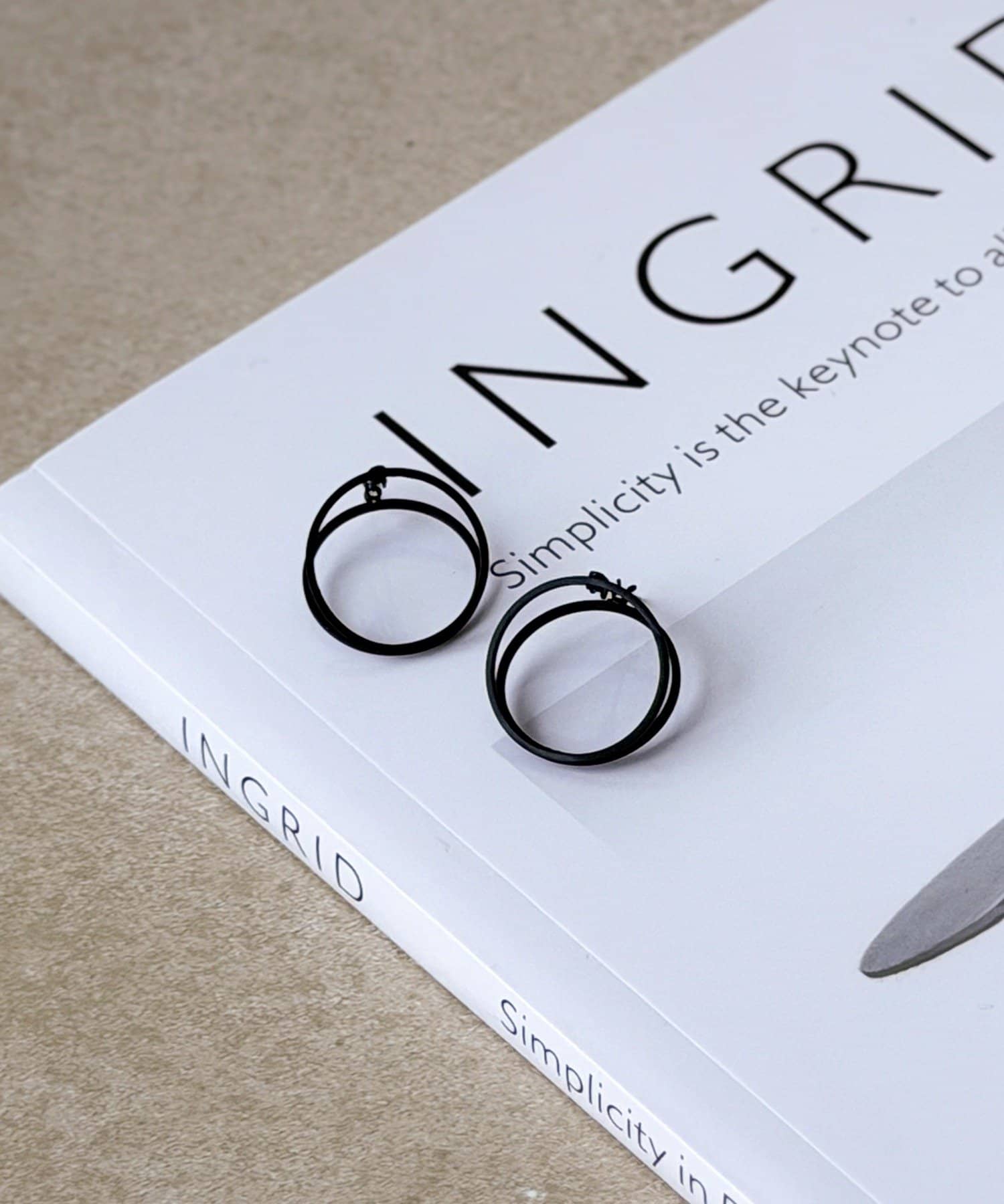 3COINS(スリーコインズ) ラインラウンドワンタッチピアス