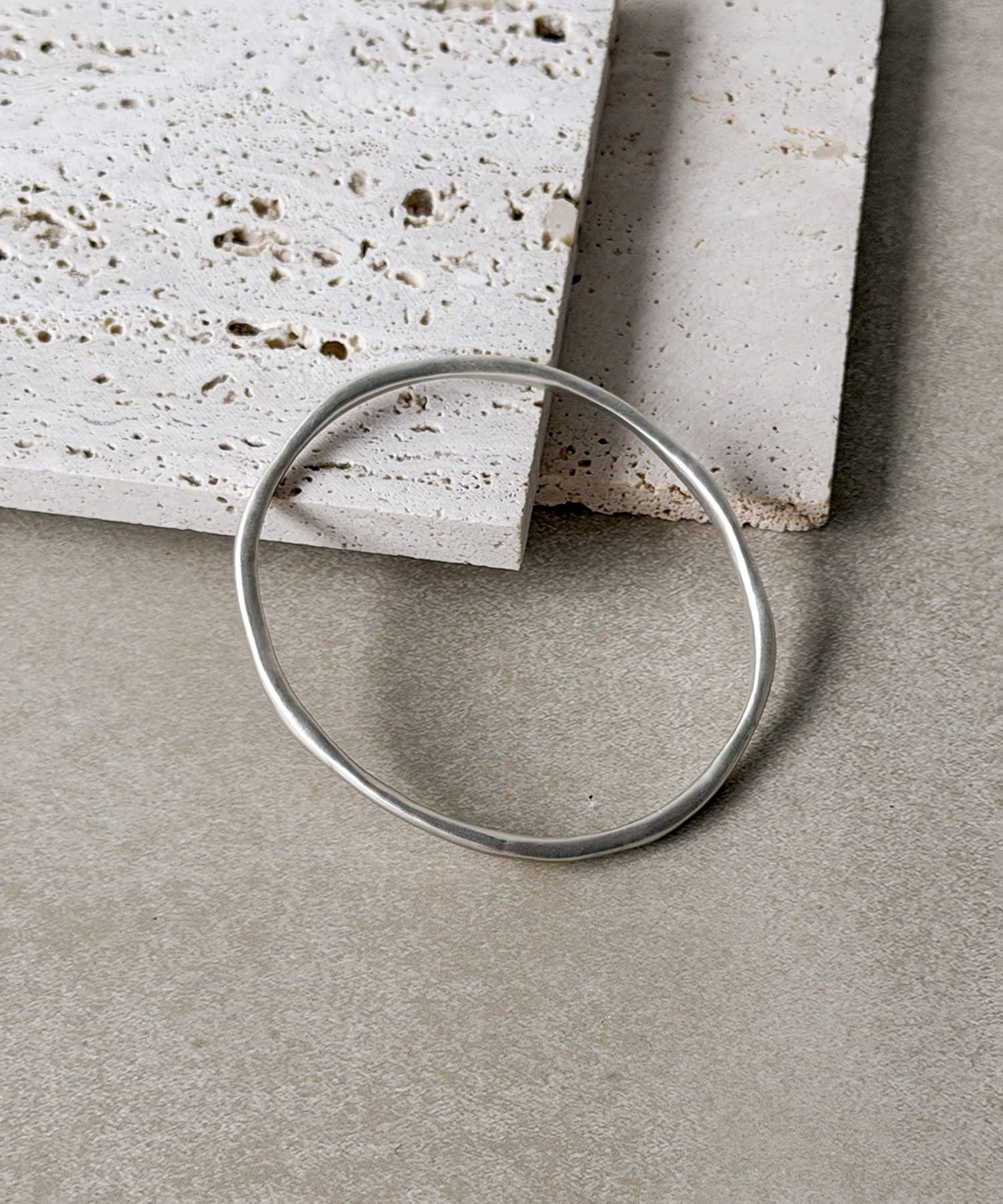 3COINS(スリーコインズ) シンプルメタルバングル