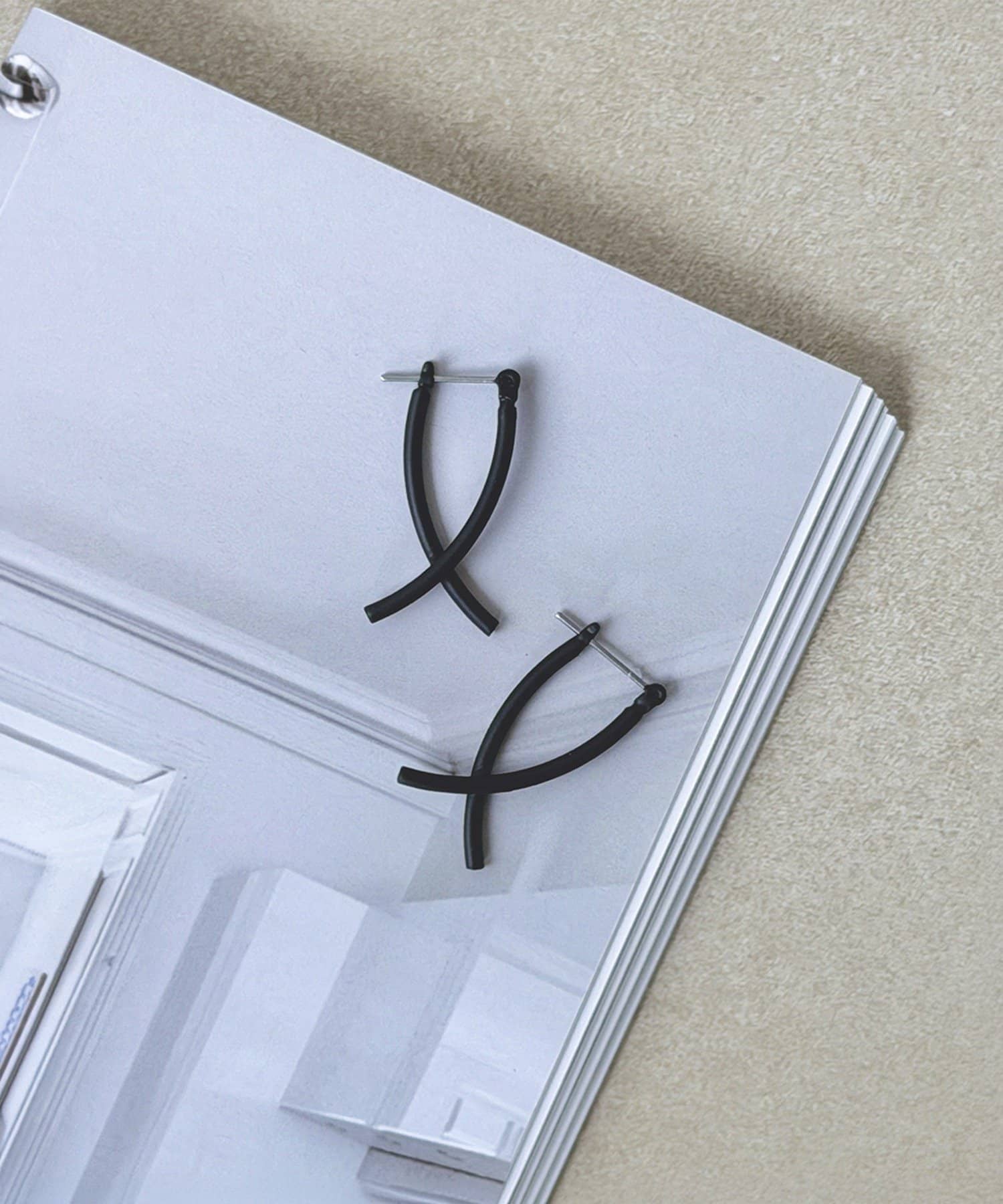 3COINS(スリーコインズ) ラインクロスワンタッチピアス