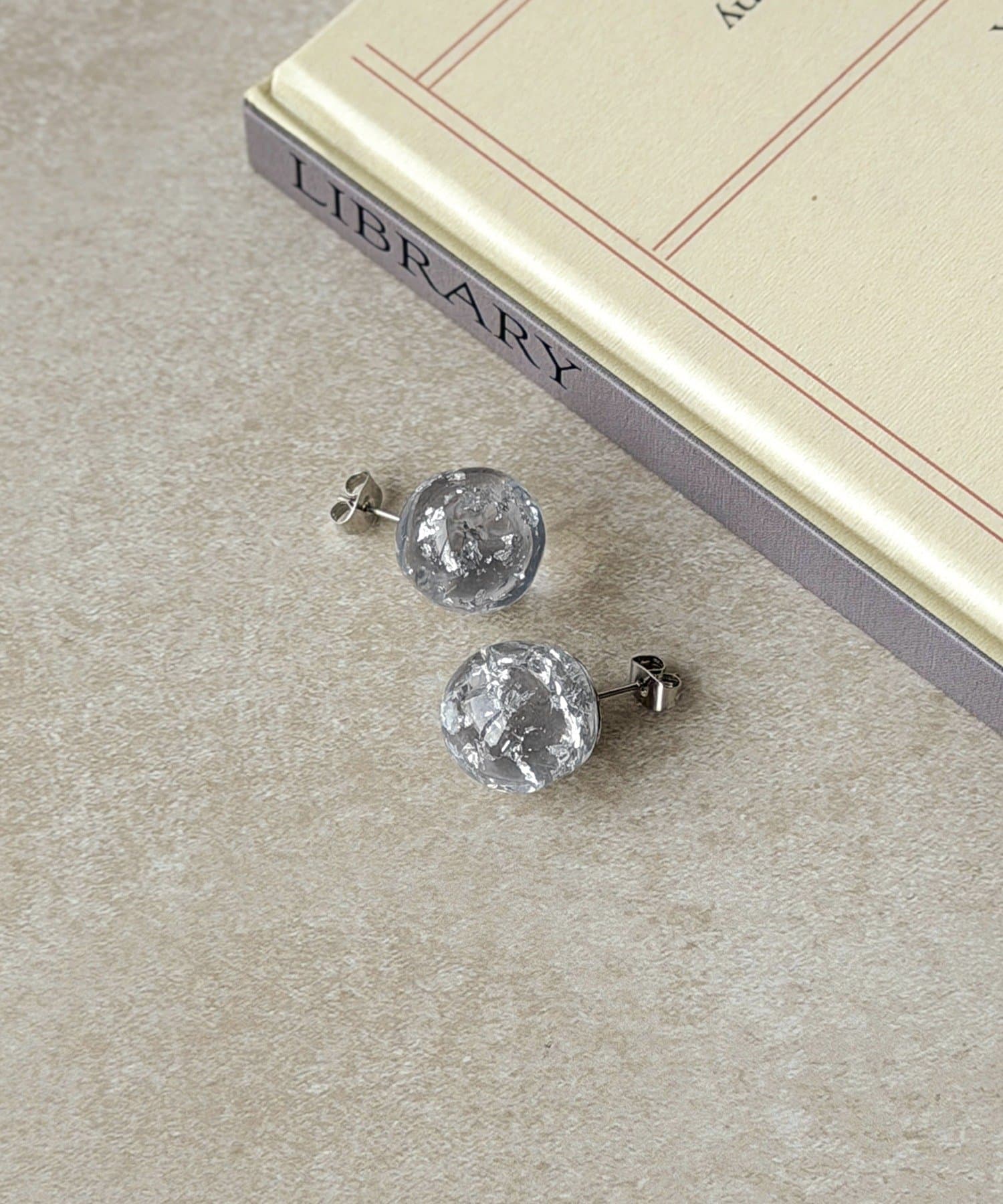 3COINS(スリーコインズ) 封入クリアボールピアス