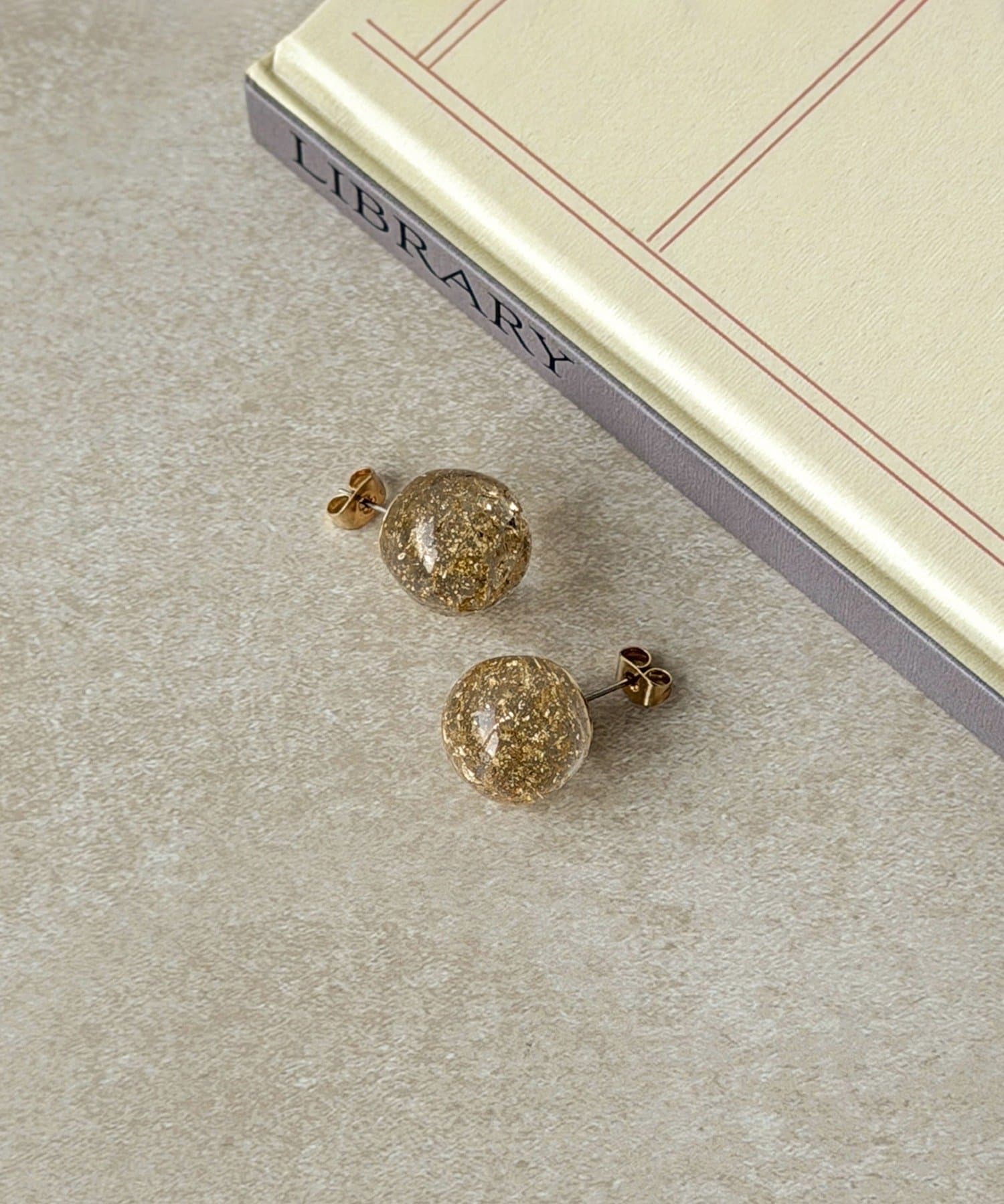 3COINS(スリーコインズ) 封入クリアボールピアス