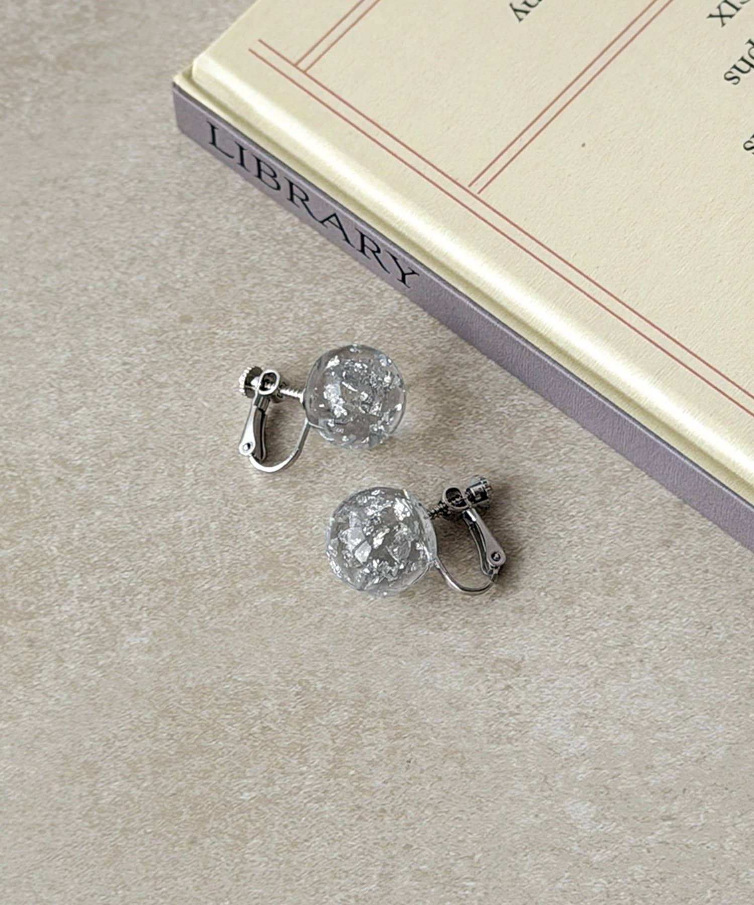 3COINS(スリーコインズ) 封入クリアボールイヤリング