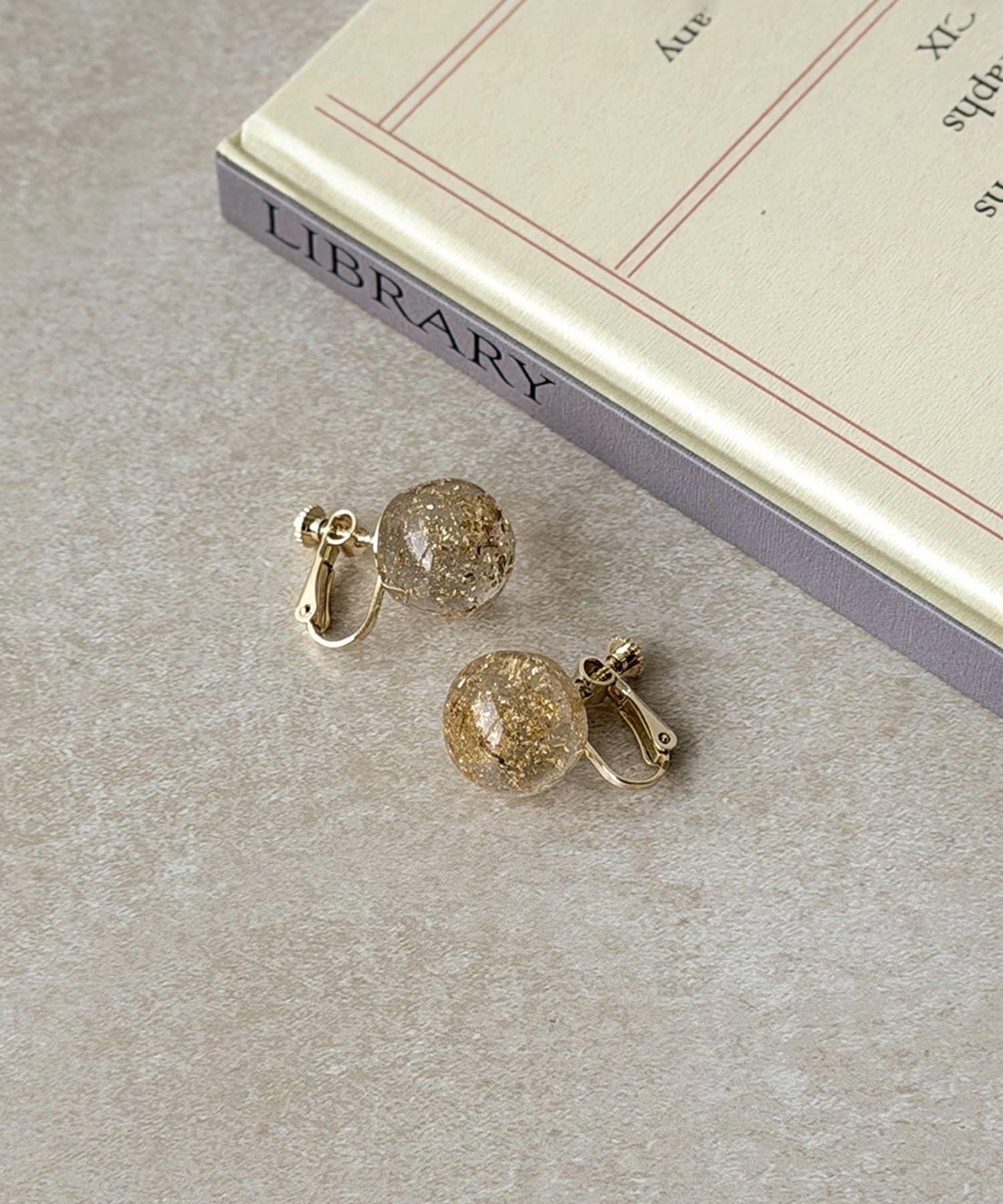 3COINS(スリーコインズ) 封入クリアボールイヤリング