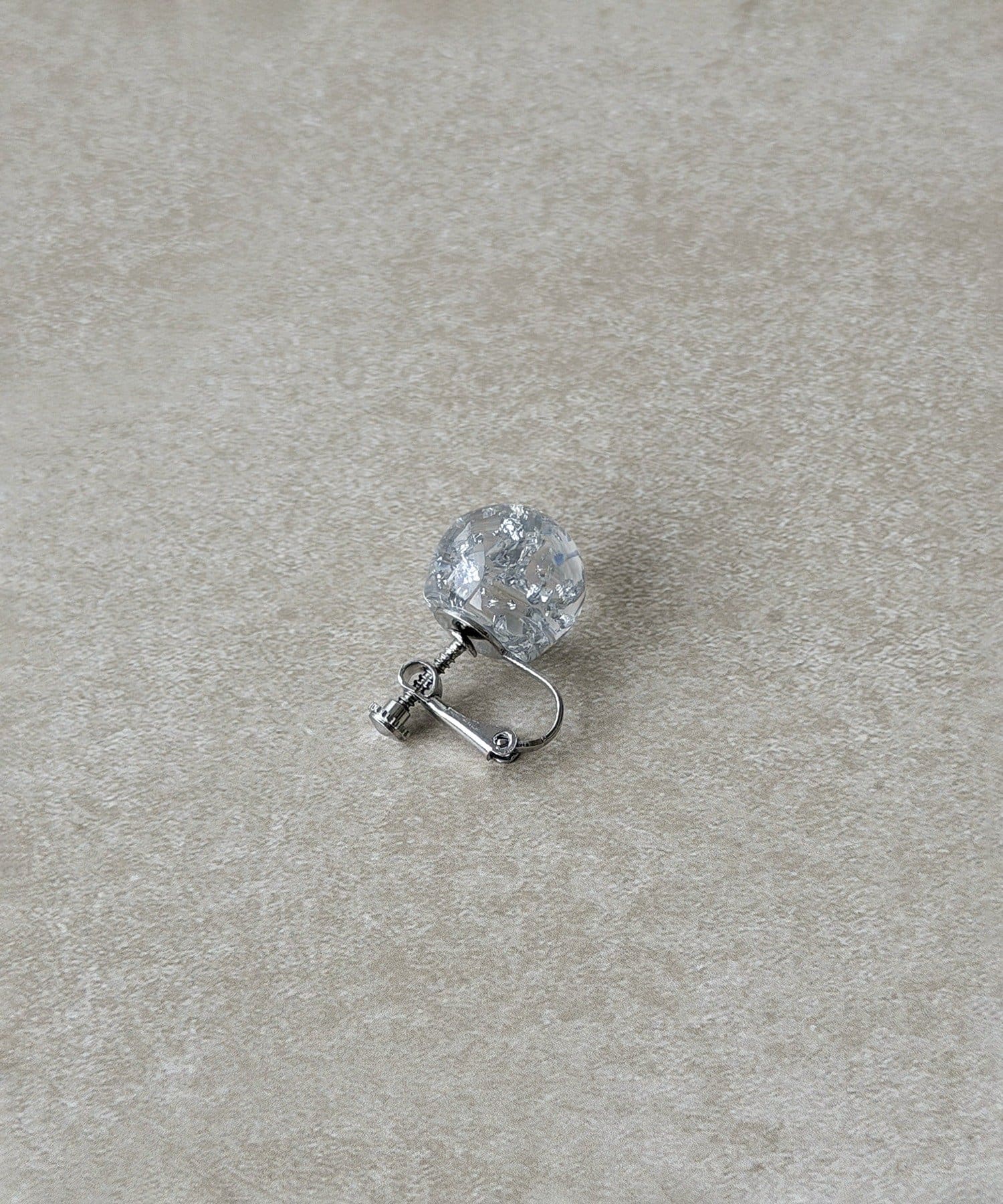 3COINS(スリーコインズ) 封入クリアボールイヤリング