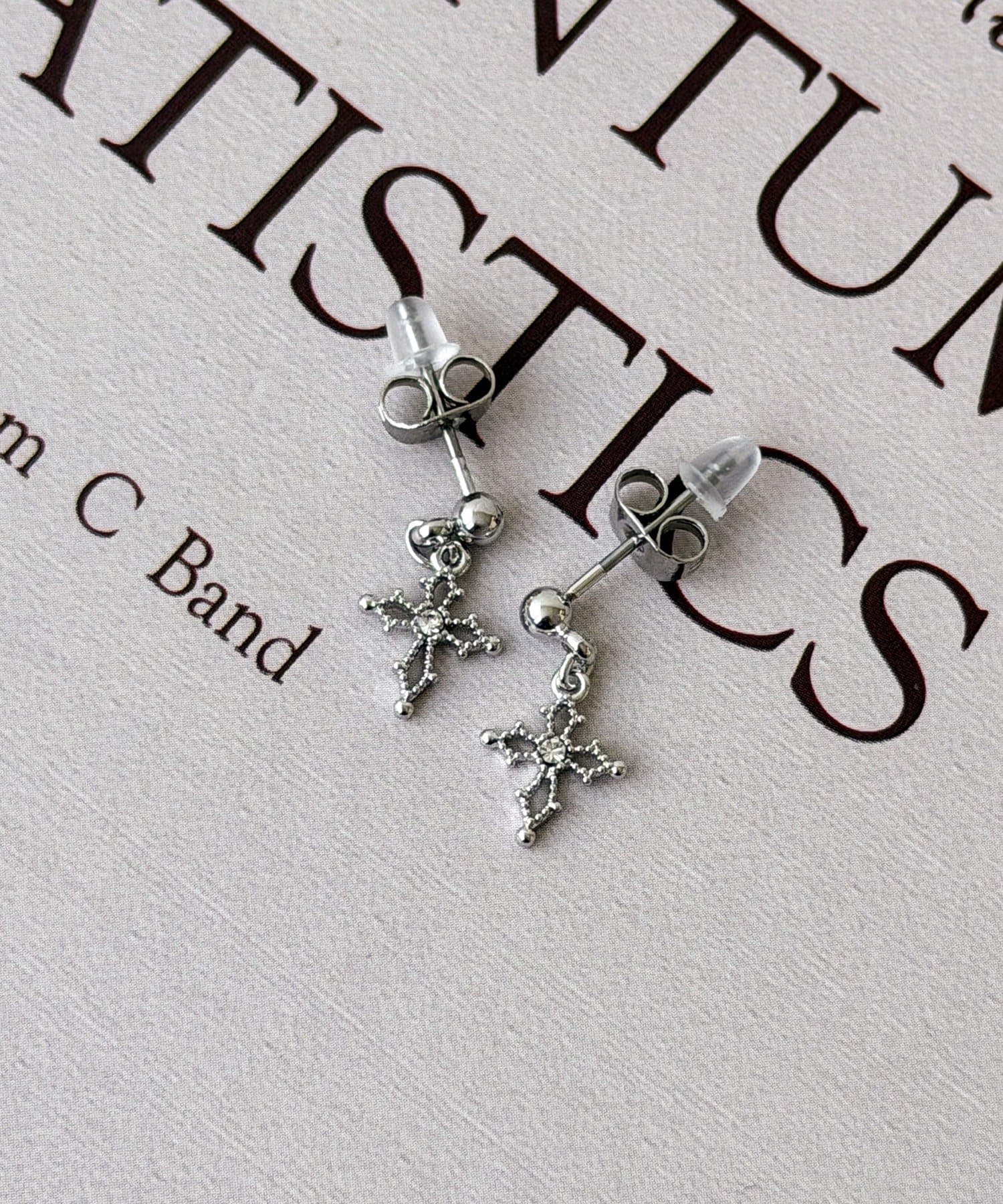 3COINS(スリーコインズ) センターパーツクロスピアス