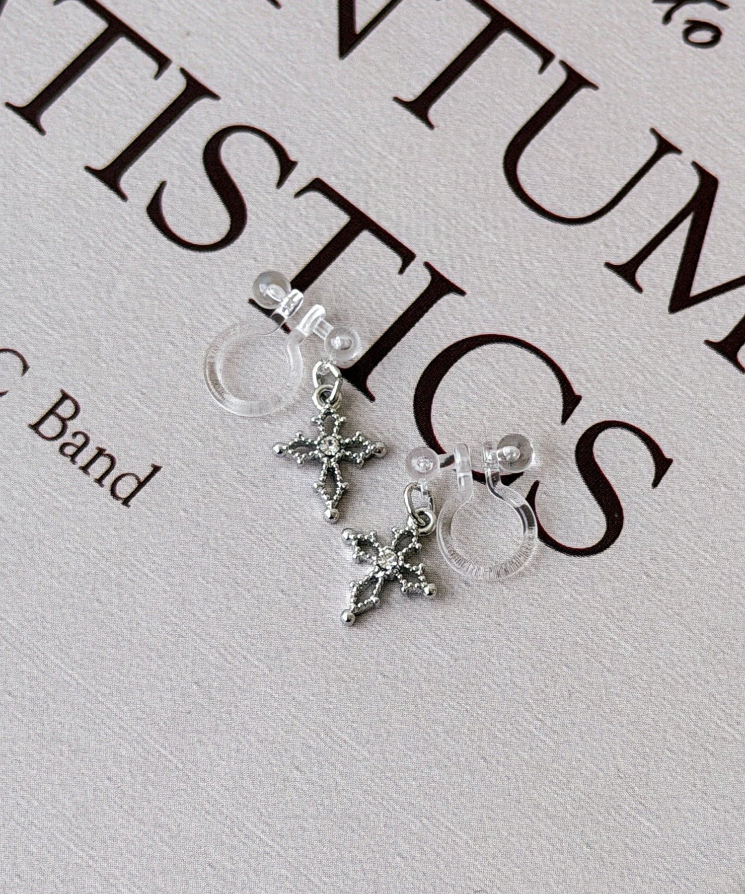 3COINS(スリーコインズ) センターパーツクロス樹脂イヤリング