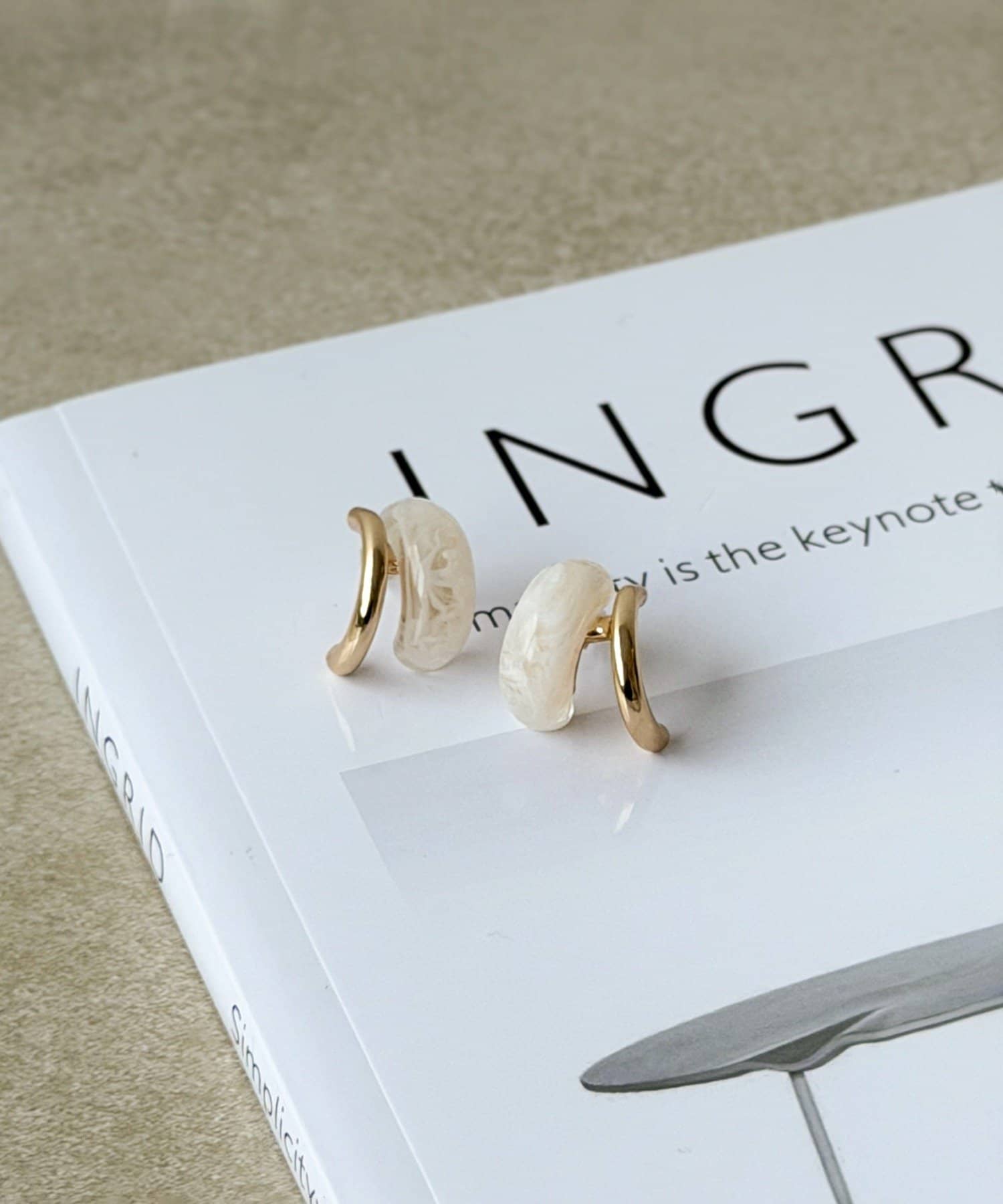 3COINS(スリーコインズ) マーブルメタルカーブピアス