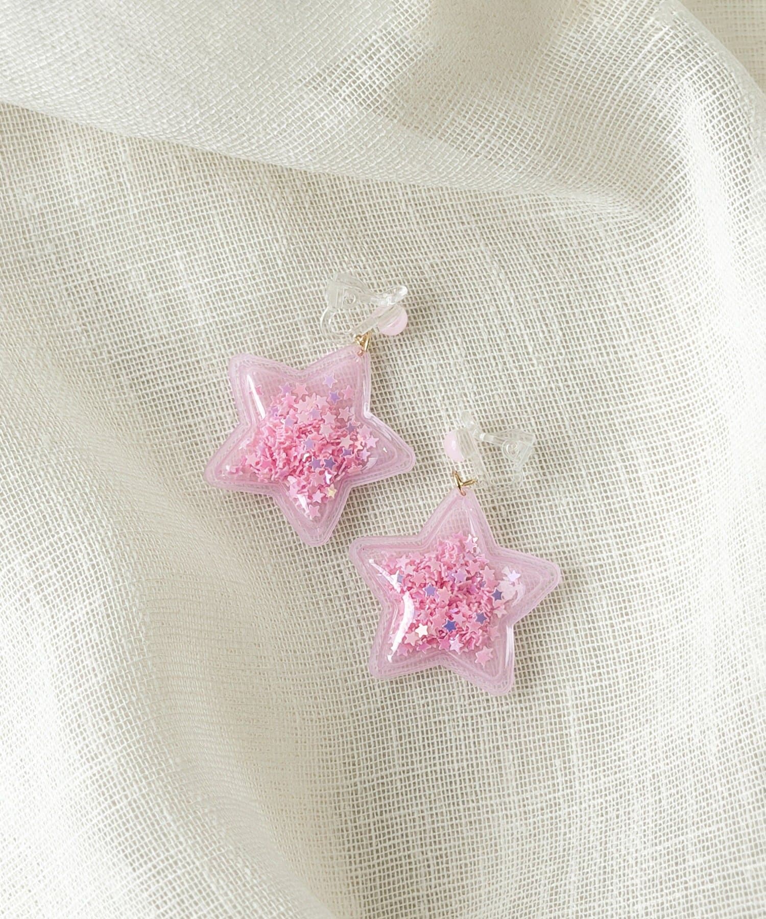 3COINS(スリーコインズ) キラキラ封入スターイヤリング／KIDS