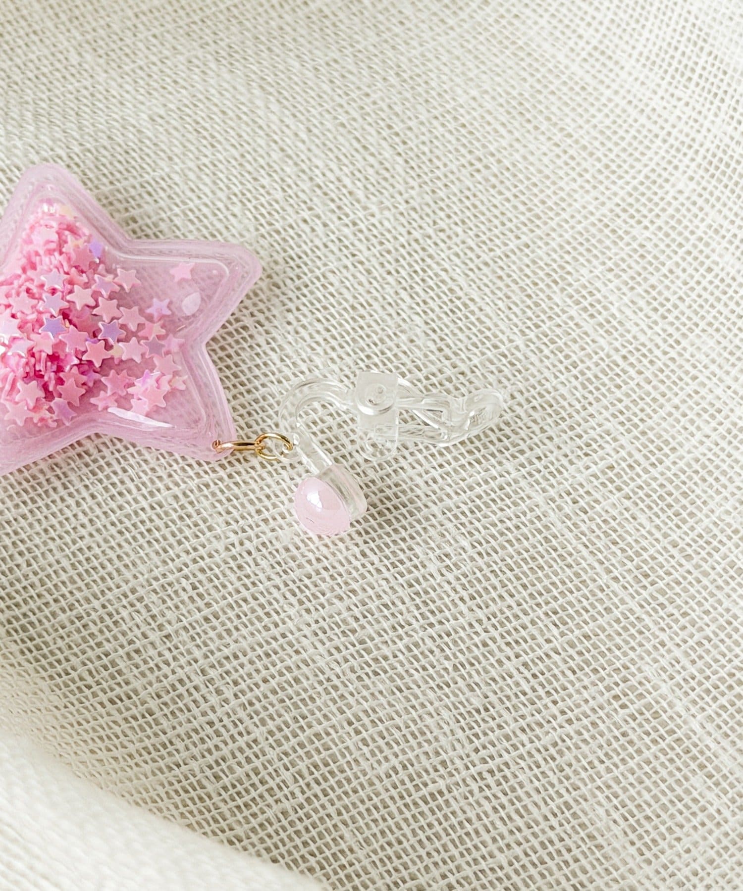 3COINS(スリーコインズ) キラキラ封入スターイヤリング／KIDS