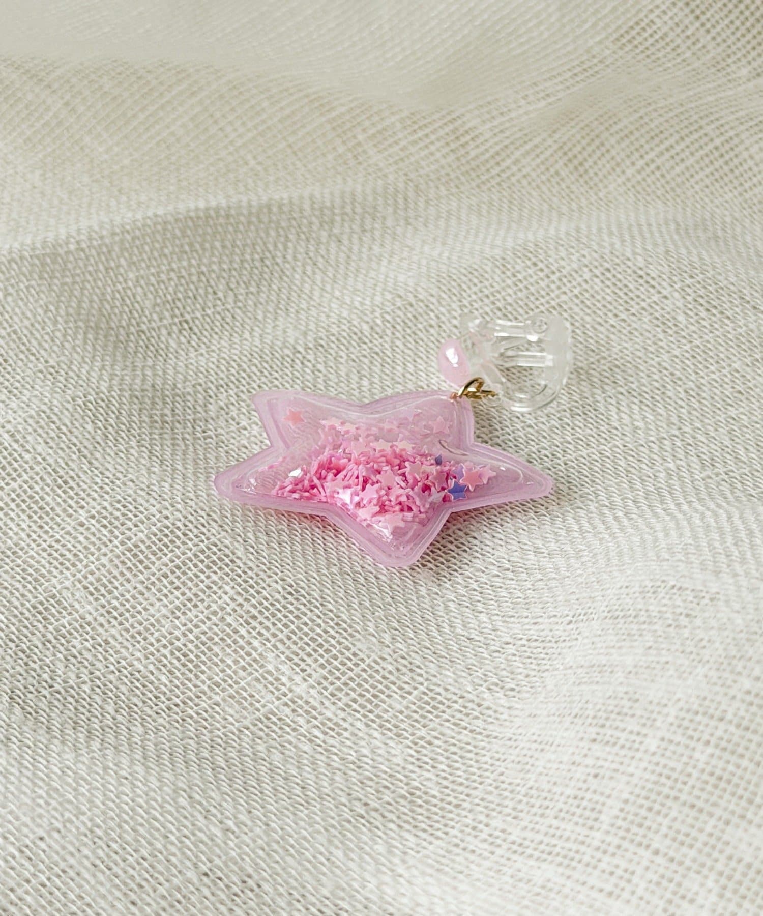 3COINS(スリーコインズ) キラキラ封入スターイヤリング／KIDS