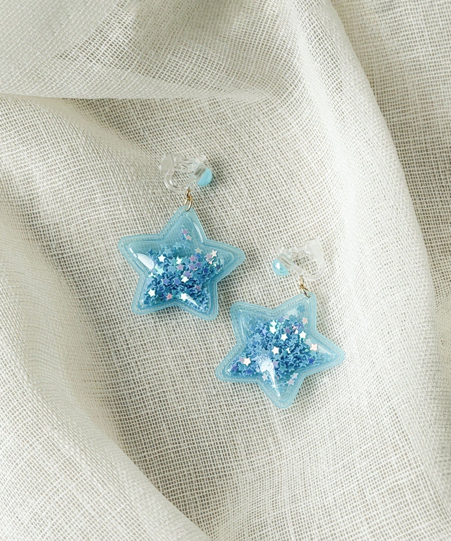 3COINS(スリーコインズ) キラキラ封入スターイヤリング／KIDS