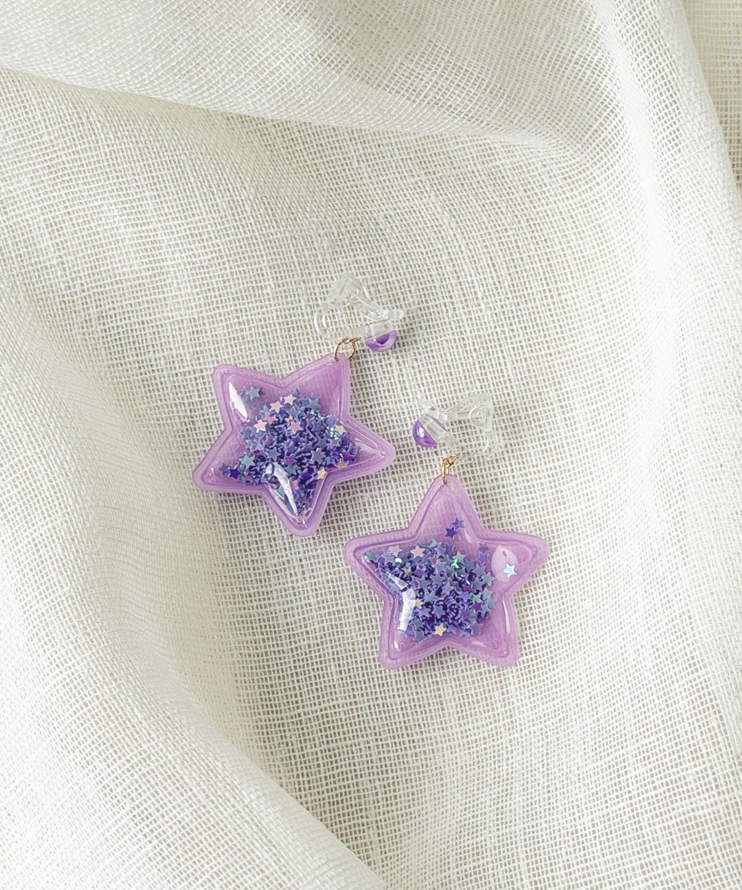 3COINS(スリーコインズ) キラキラ封入スターイヤリング／KIDS