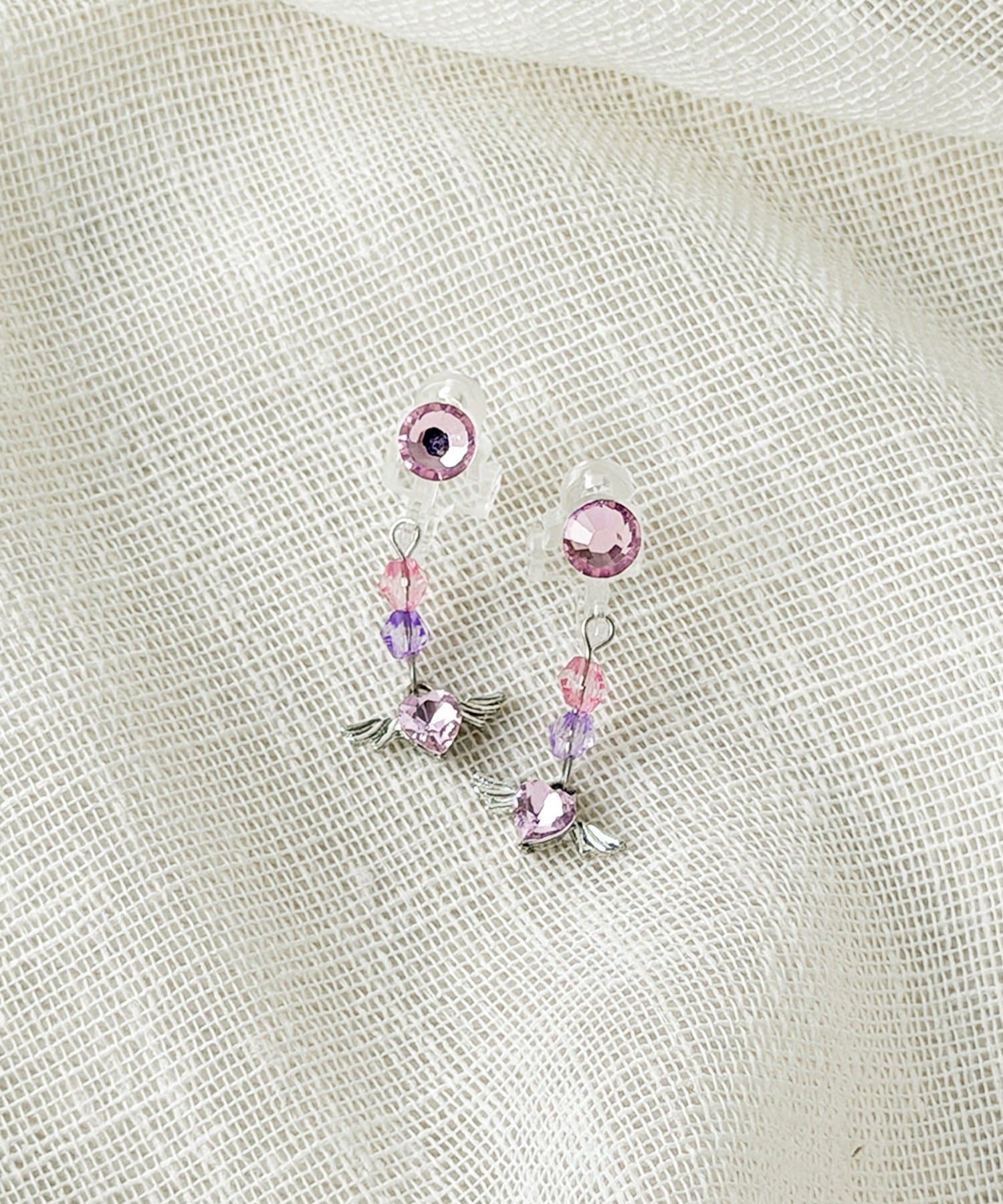 3COINS(スリーコインズ) ハートエンジェル下がりイヤリング／KIDS