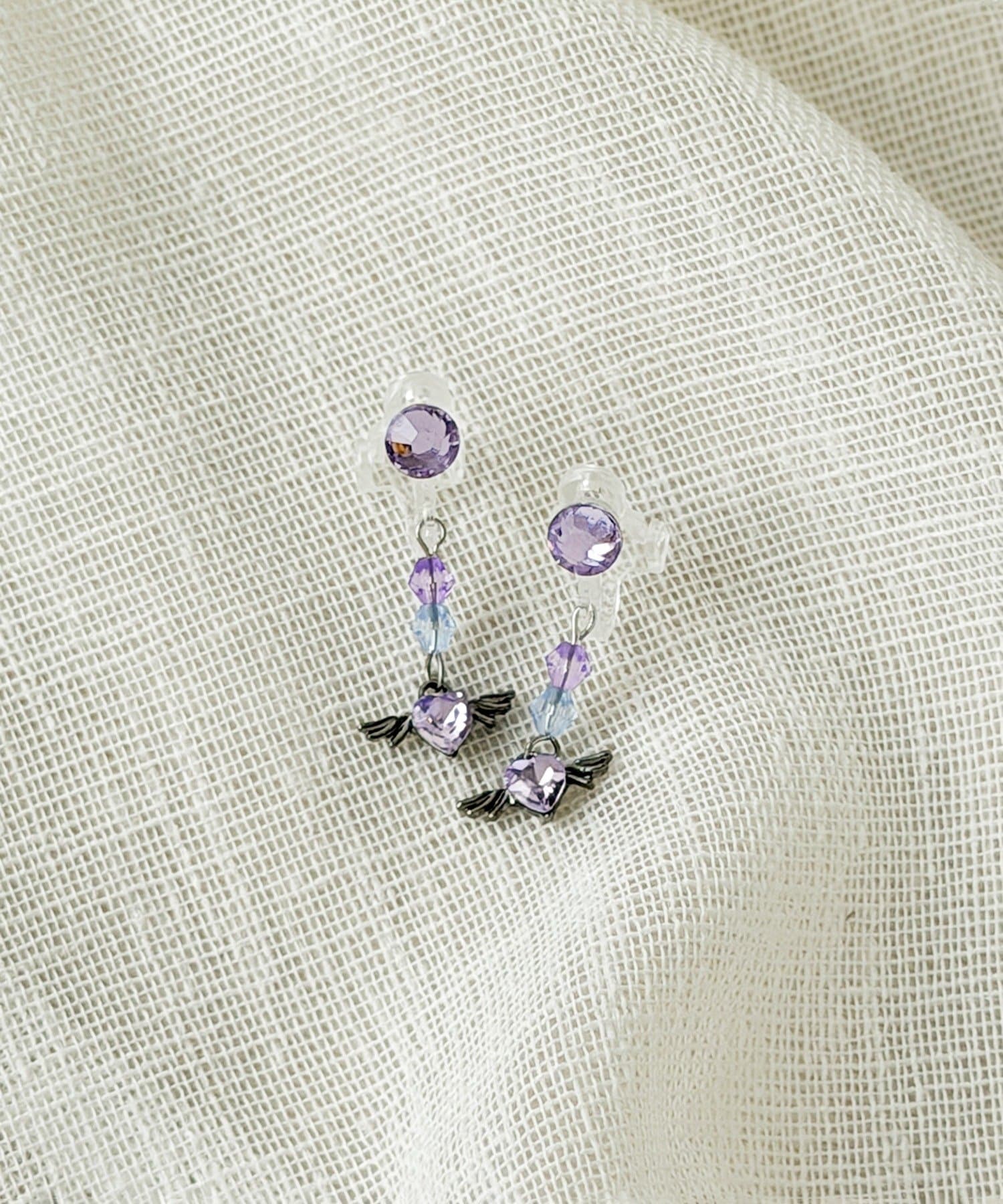 3COINS(スリーコインズ) ハートエンジェル下がりイヤリング／KIDS