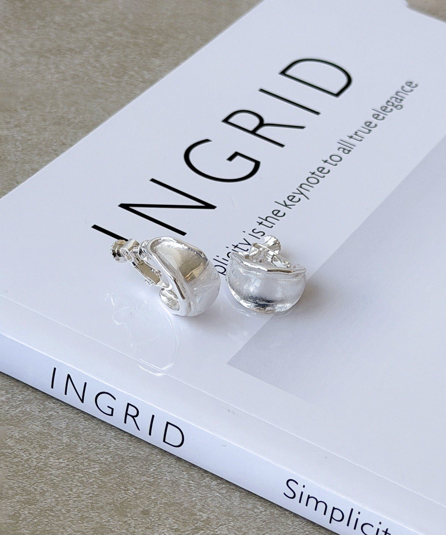 3COINS(スリーコインズ) メタルクリアフープイヤリング