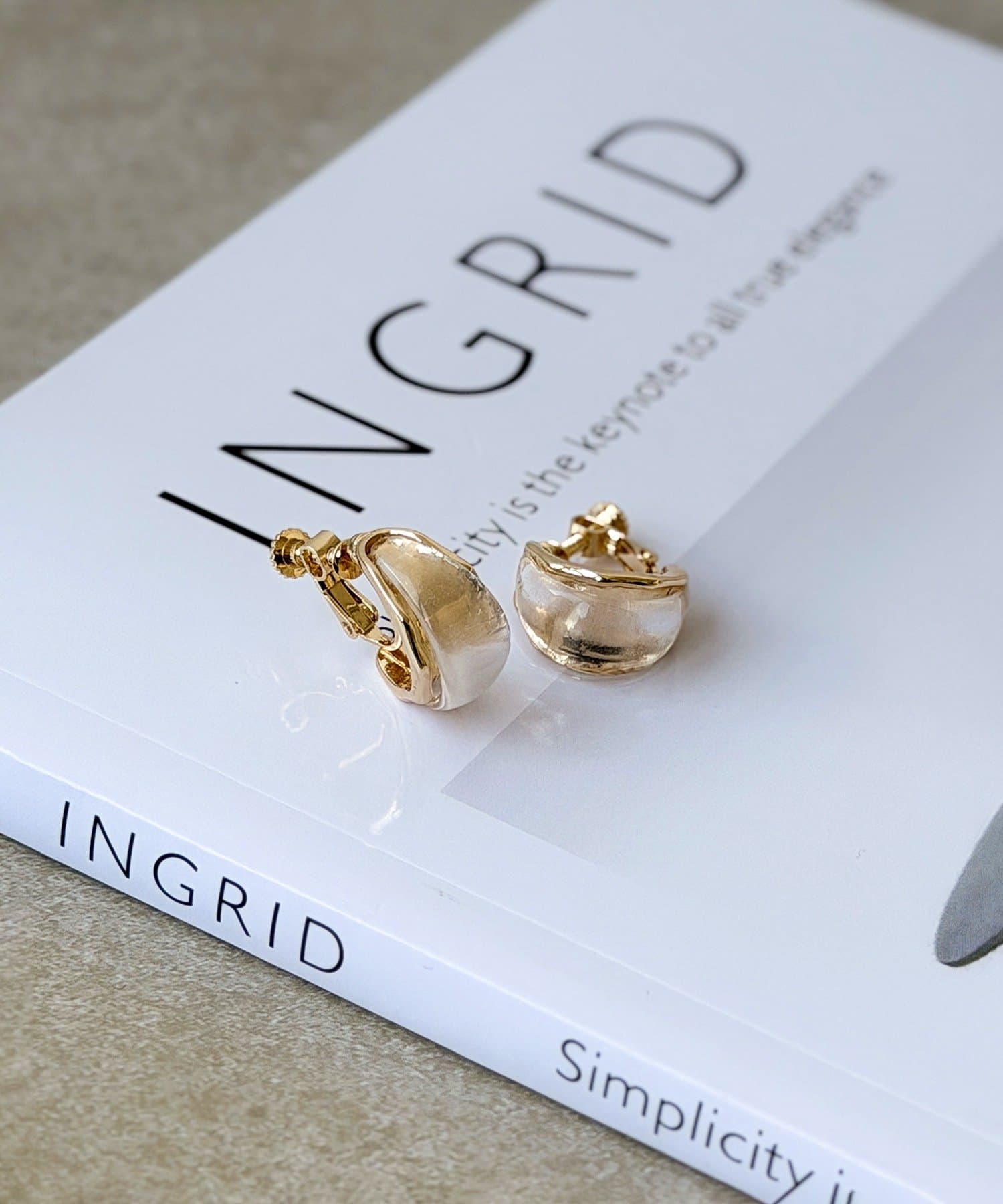 3COINS(スリーコインズ) メタルクリアフープイヤリング