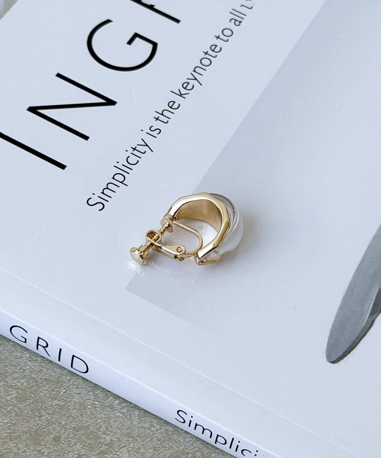 3COINS(スリーコインズ) メタルクリアフープイヤリング