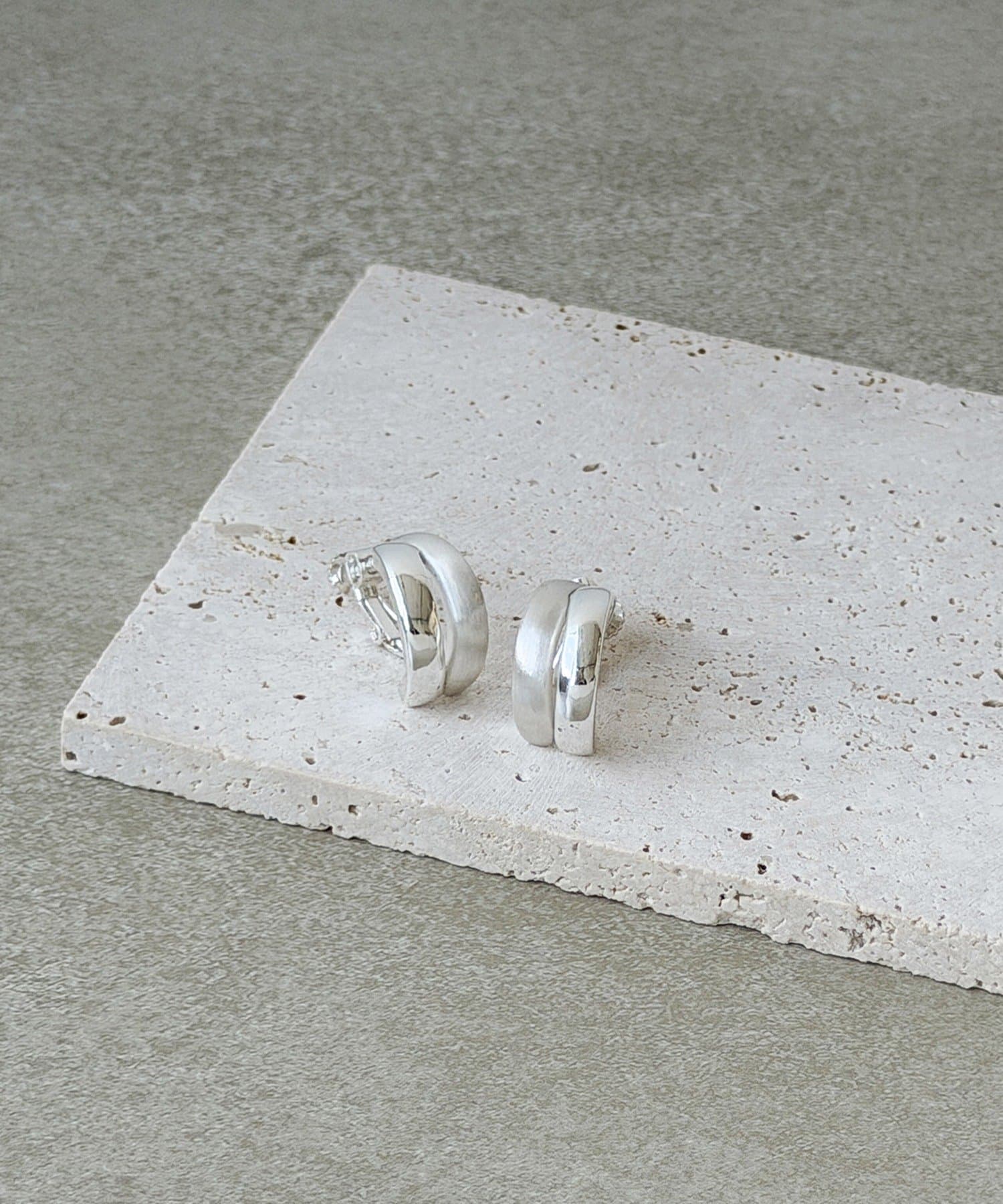 3COINS(スリーコインズ) メタルミックスカーブイヤリング