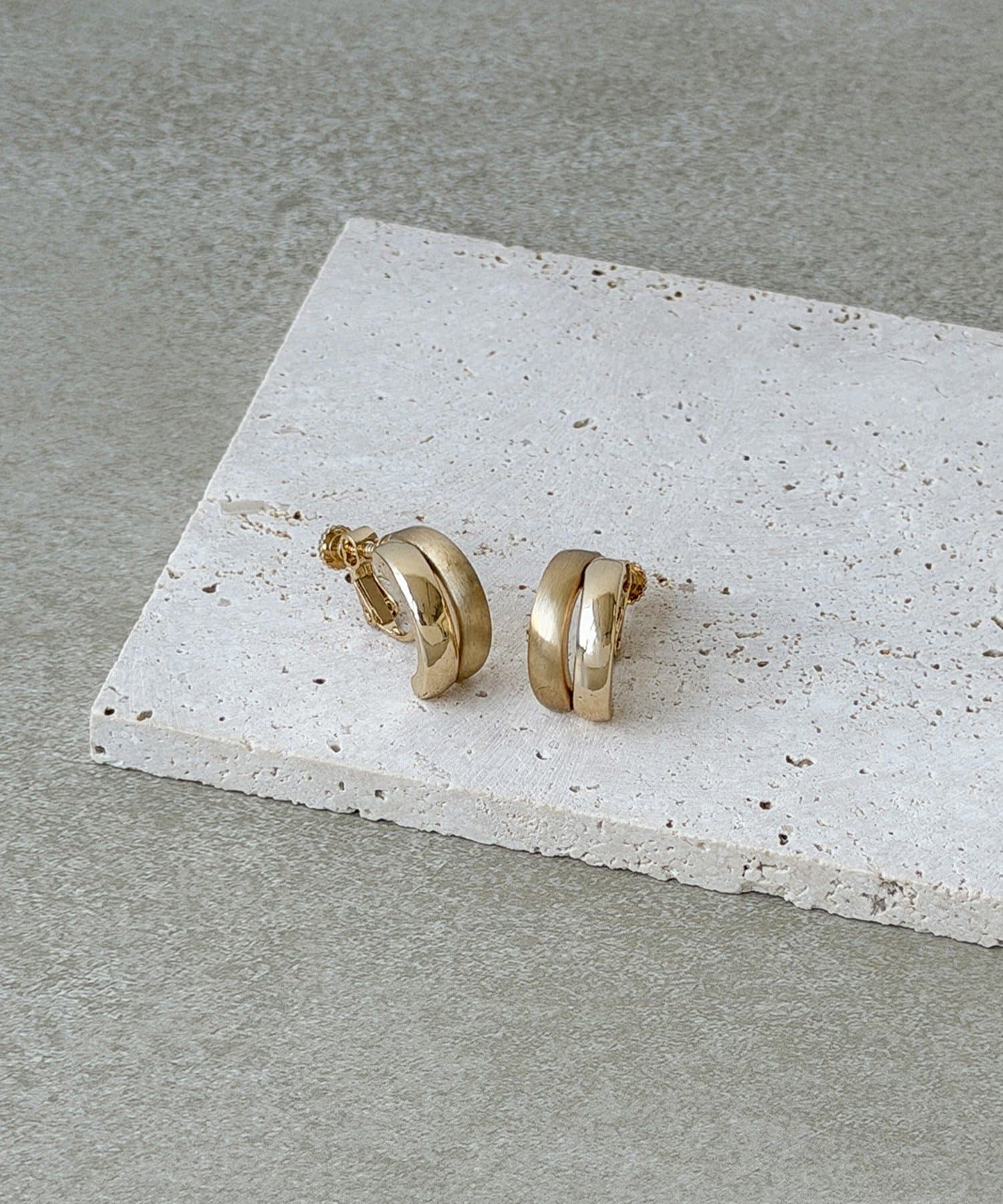 3COINS(スリーコインズ) メタルミックスカーブイヤリング