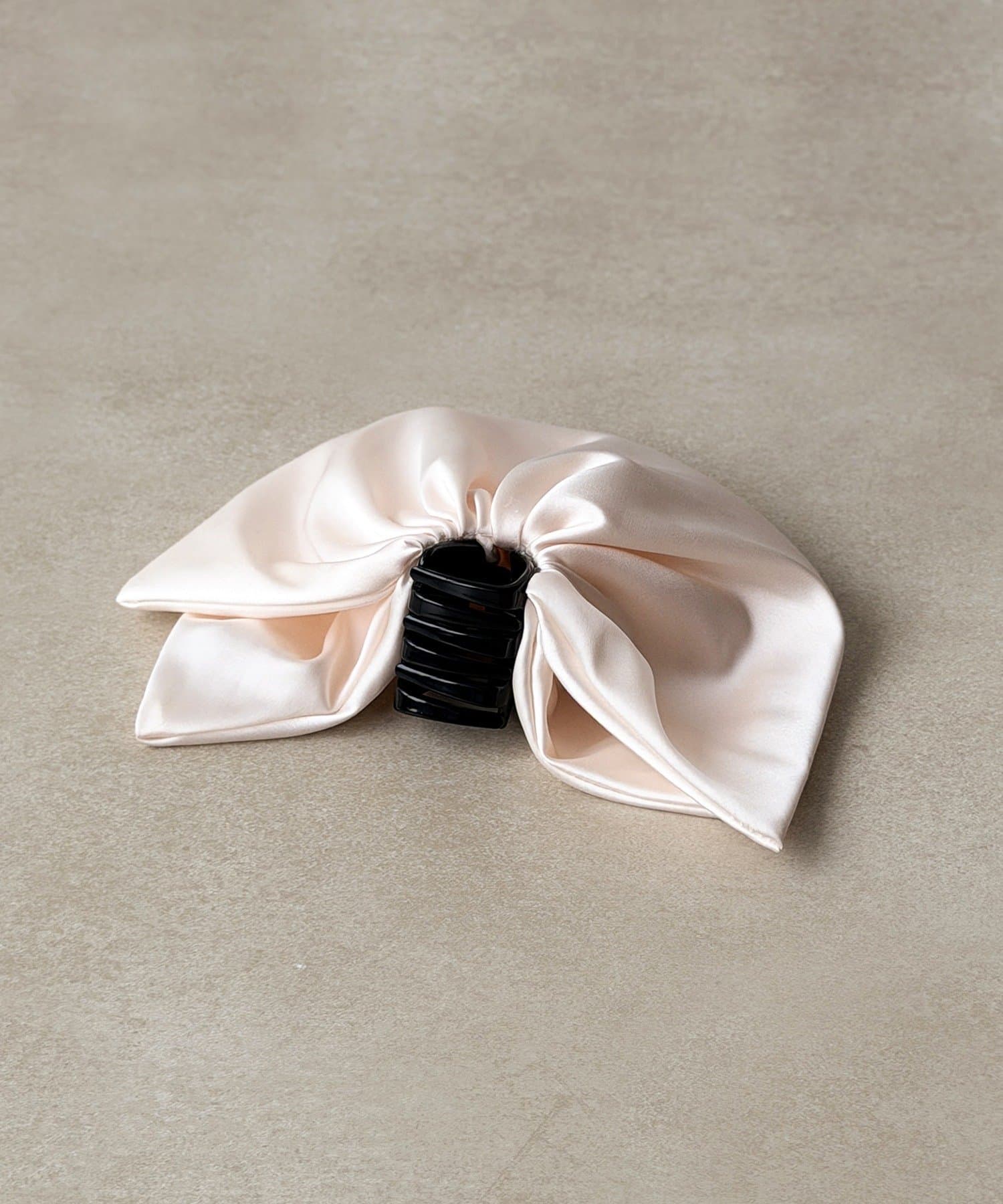 3COINS(スリーコインズ) フリルサテンバンス