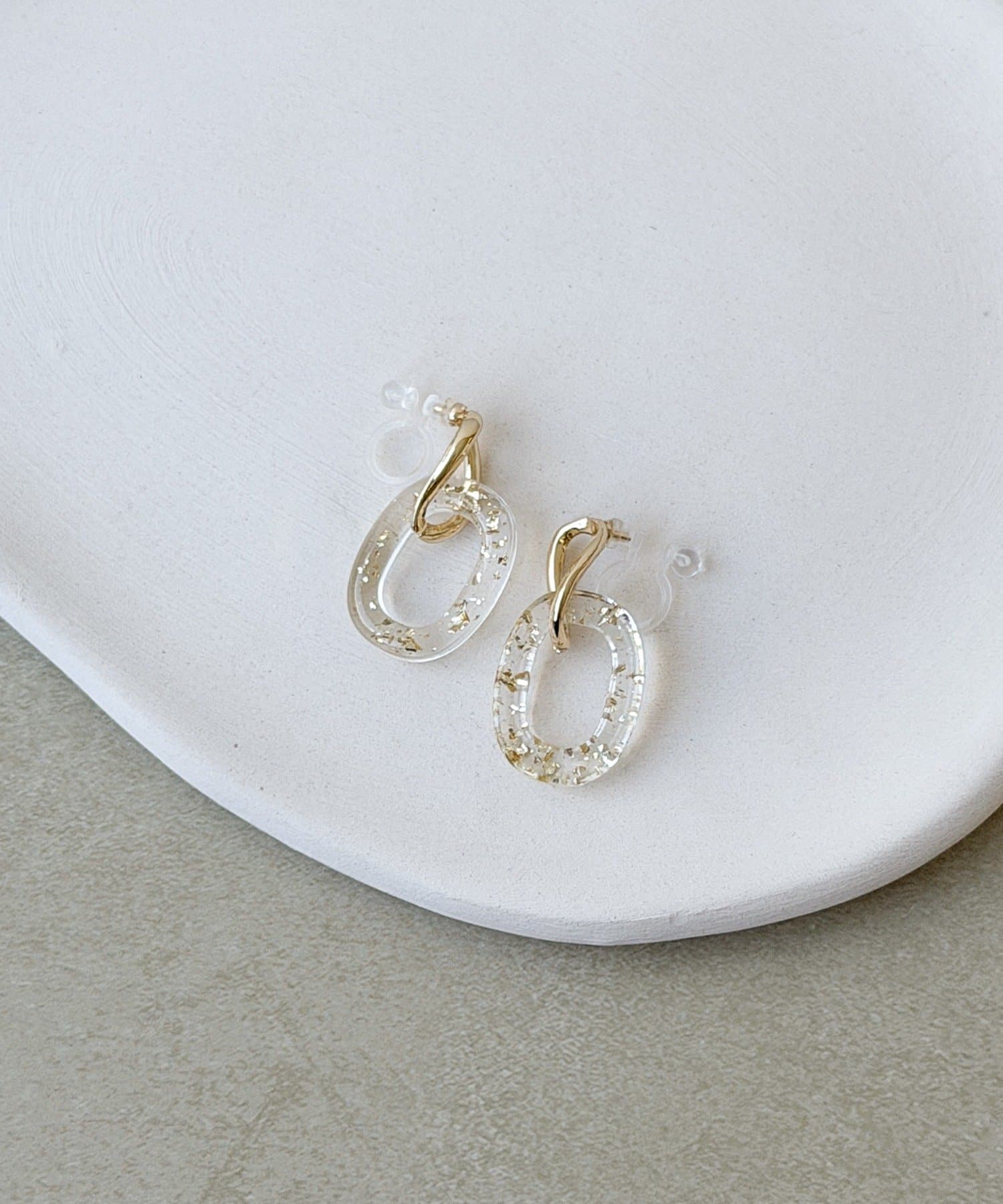 3COINS(スリーコインズ) 箔入りクリア樹脂イヤリング