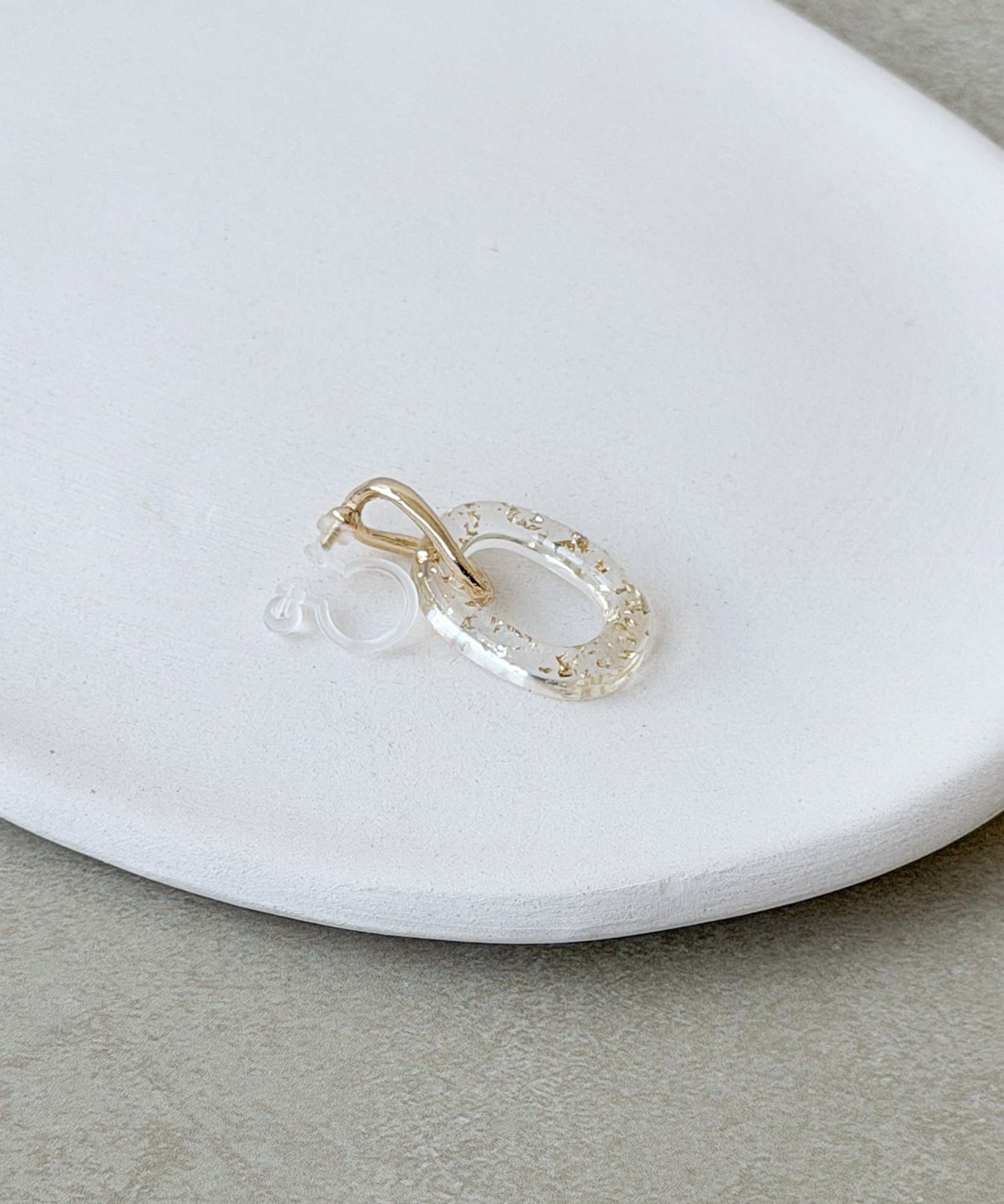 3COINS(スリーコインズ) 箔入りクリア樹脂イヤリング