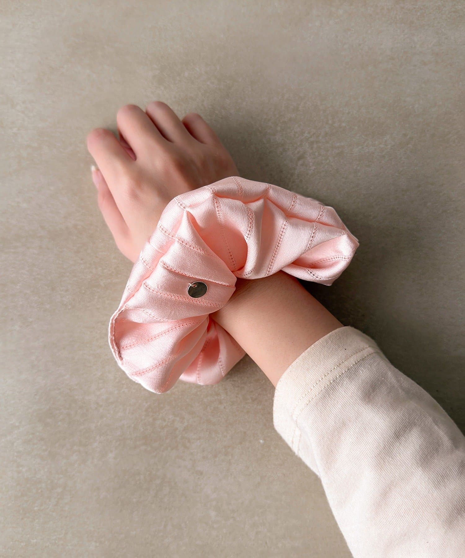 3COINS(スリーコインズ) ストライプシュシュ