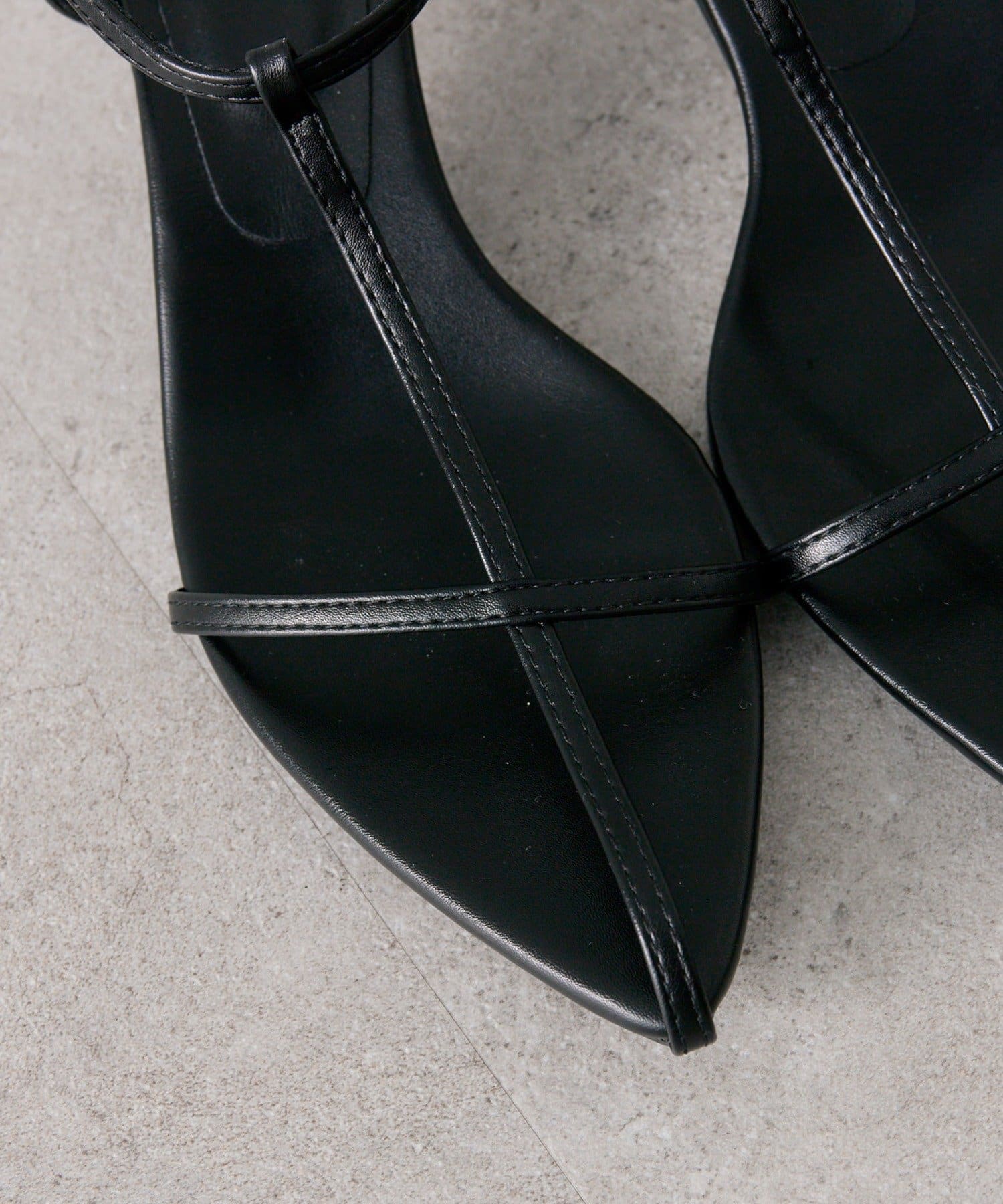 mystic(ミスティック) ポインテッドトゥクロスストラップサンダル