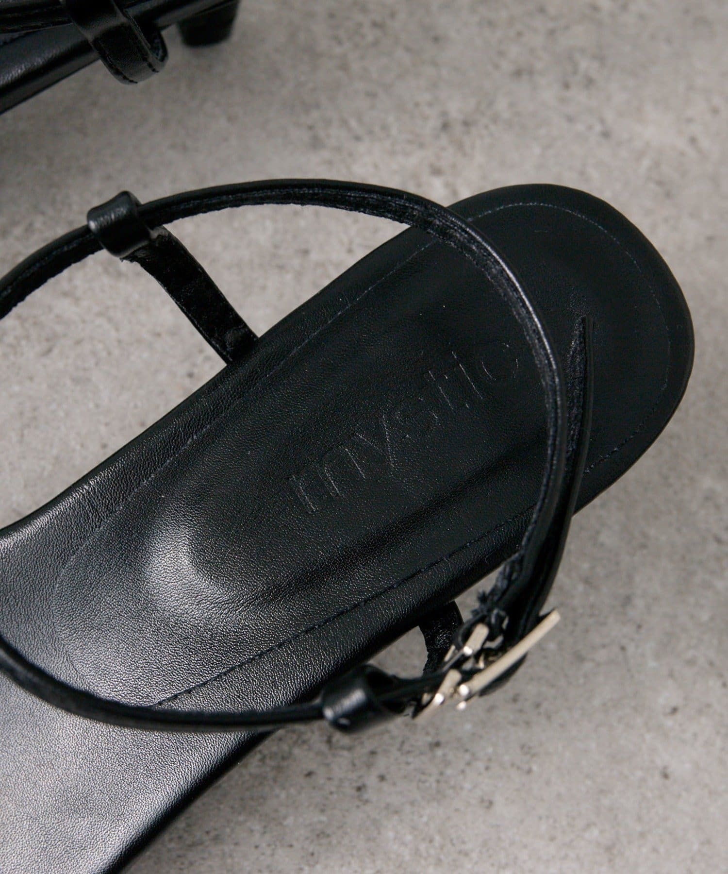 mystic(ミスティック) ポインテッドトゥクロスストラップサンダル