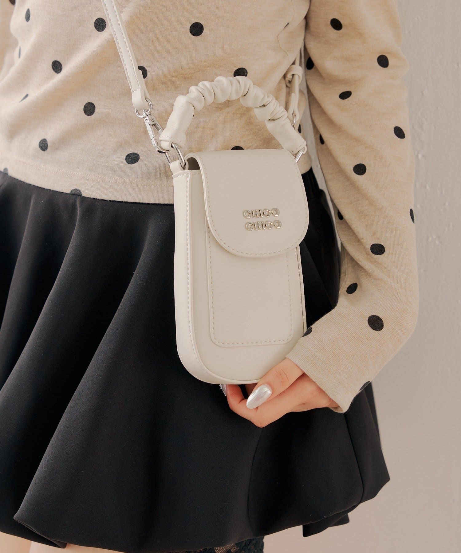 Chico(チコ) ギャザーハンドルフラップデザインスマホポーチ