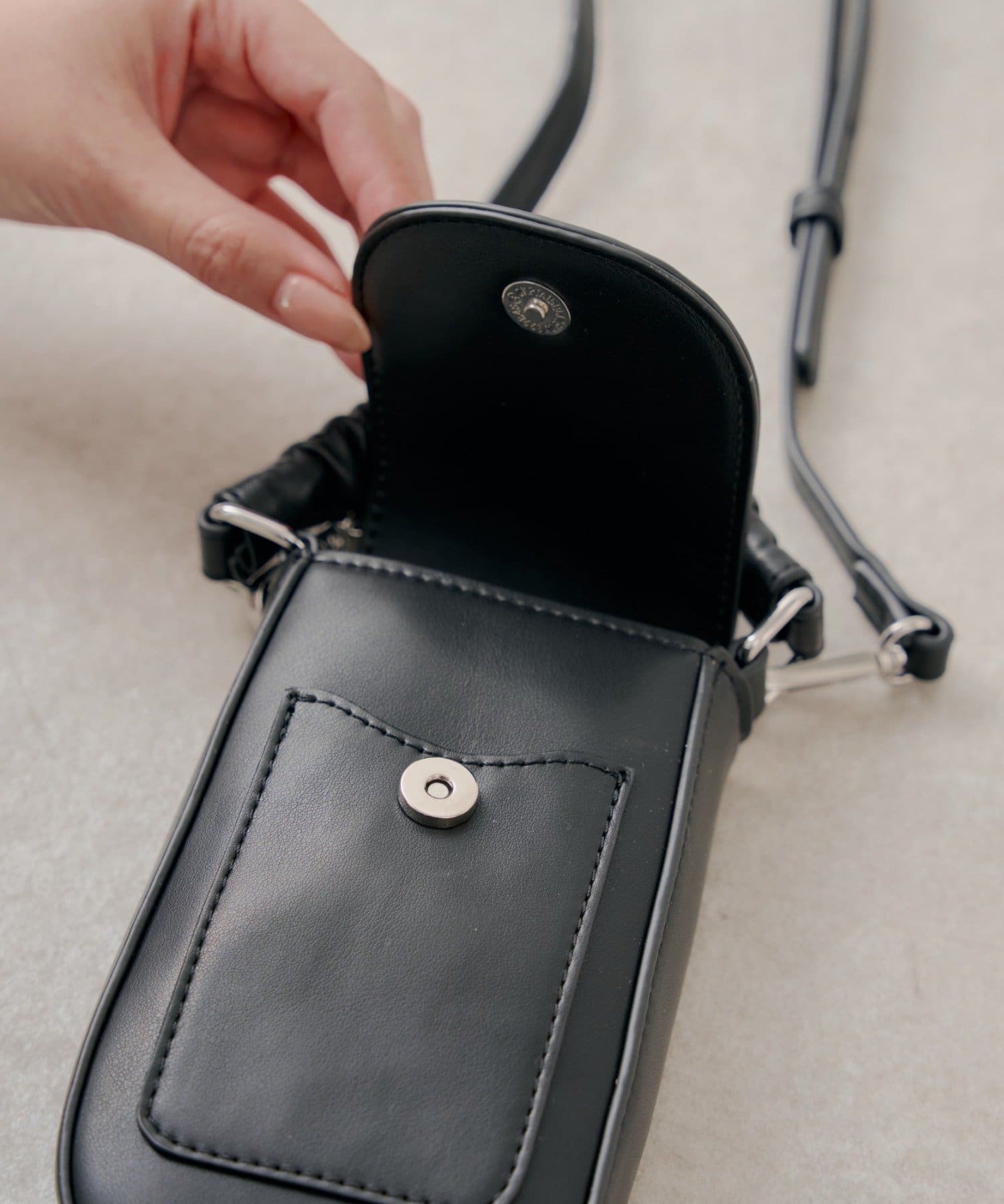 Chico(チコ) ギャザーハンドルフラップデザインスマホポーチ