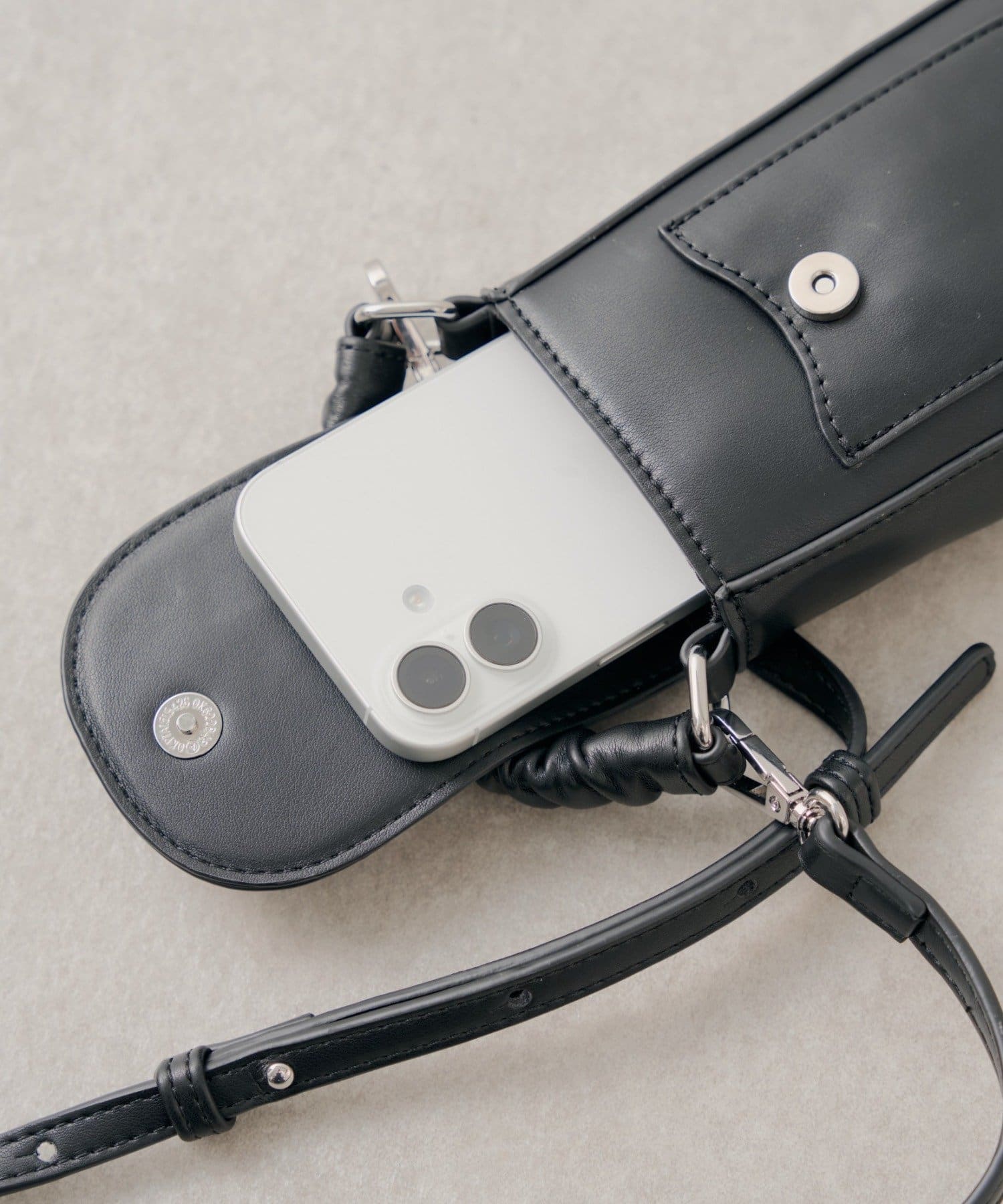 Chico(チコ) ギャザーハンドルフラップデザインスマホポーチ