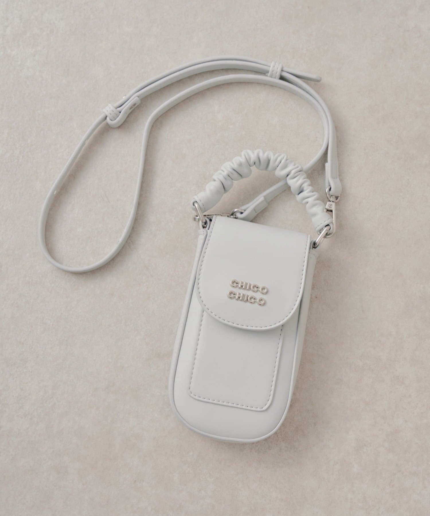 Chico(チコ) ギャザーハンドルフラップデザインスマホポーチ